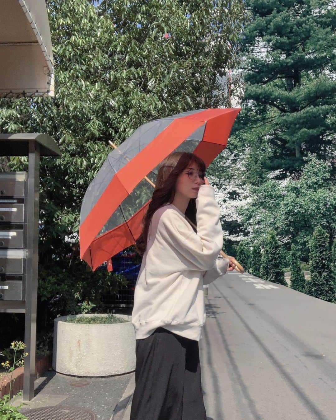 竹村美緒のインスタグラム：「今週後半は雨予報。 桜の季節もクライマックスですね🌸  今日は早朝からグルメロケ。 中華そばを満腹になるまで頂いて、 今から2本目のロケへ。  ビニール傘は @u_day_official  持ち手部分だけじゃなく、中棒も木でできているのがお気に入り。 大きめの傘だから、リュックの日でも背中までスッポリ覆って活躍してくれそう‎☽⋰  ちなみに ビニール部分はサトウキビ 生地部分は廃ペットボトル100%の再生生地からできています🪴  ロケが全部終わったら京セラドームへ📝  #ビニール傘 #雨の日コーデ #サスティナブルな暮らし #エシカルコーデ #レイングッズ #エシカルファッション #エコクリア#u_day#PR」