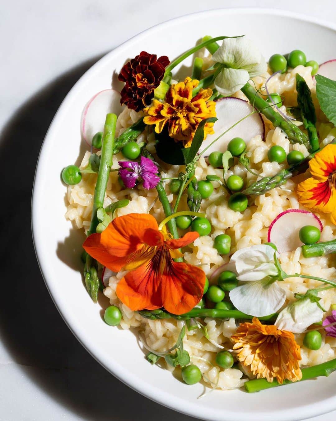 ティファニー・ティーセンのインスタグラム：「Spring Risotto 🌸 my classic recipe with a pretty presentation」