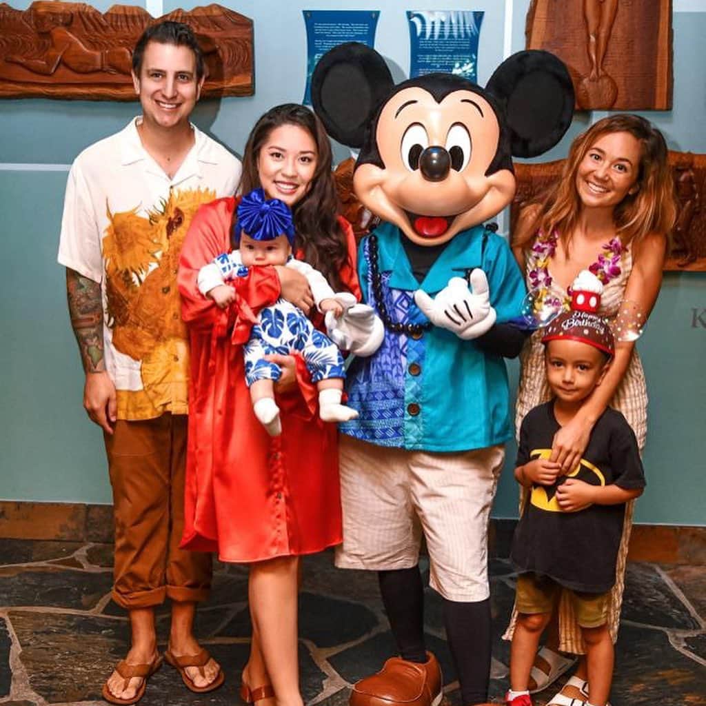 アリッサ ウーテンのインスタグラム：「Thank you for taking us to the “Hawaii Disney” for Noa’s Birthday and spoiling us @chissta @aarondhinds ✨🏰🐭」