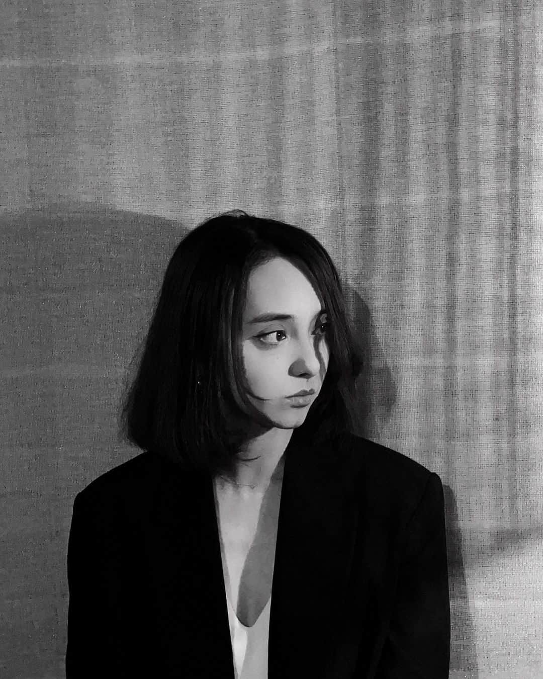 石田ニコルのインスタグラム：「new me👋🏻  ずっと切ろっかなって思って ウィッグも買ってみたりしてたけど ついにやりました。 結構切ったなw  どう？」