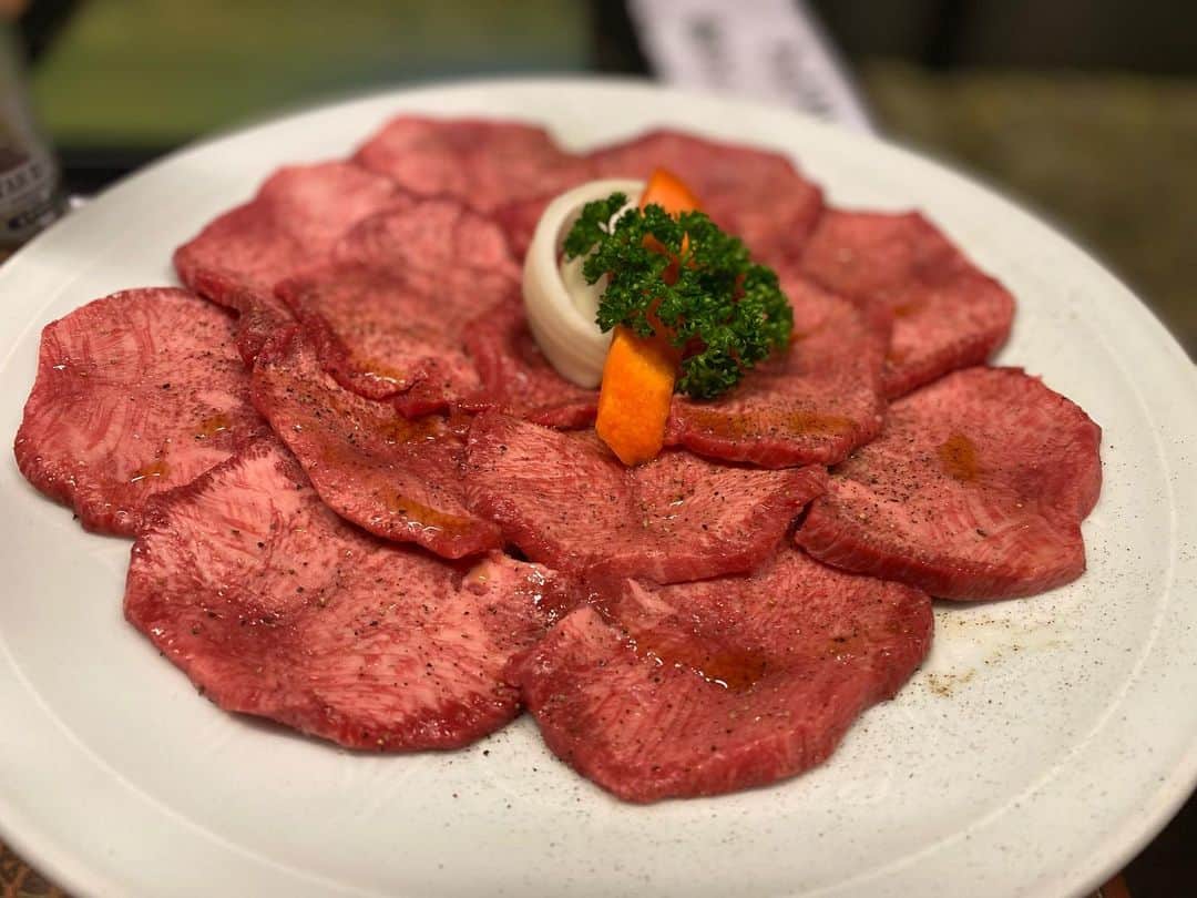 のインスタグラム：「美味しいものが食べられる幸せ😋 デブエットしすぎて体重90キロいった夢見て驚きで起きました（笑）  #焼肉 #タン塩 #ハラミ #🥩 #beef #肉スタグラム」