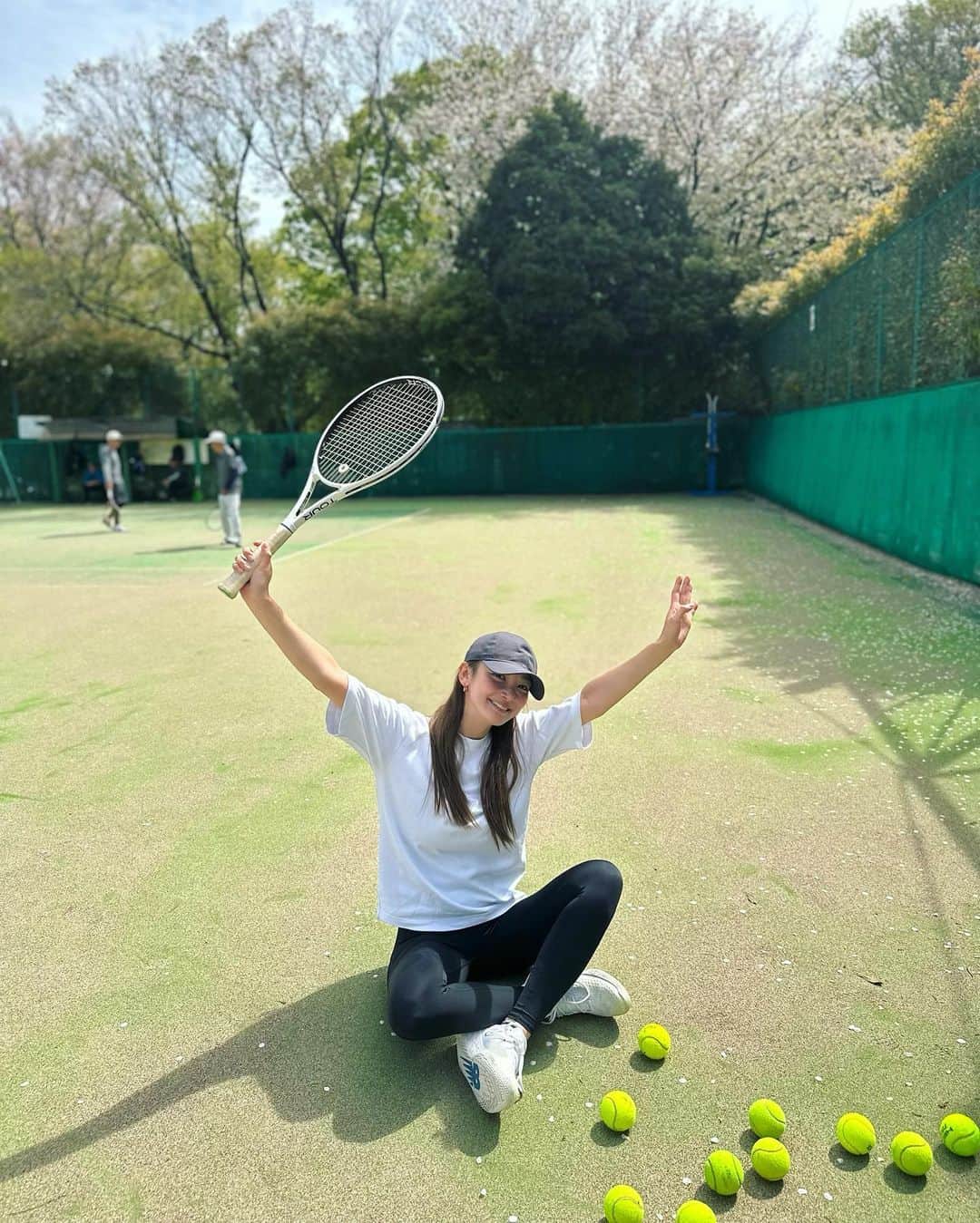 里海のインスタグラム：「100年ぶりのテニス🎾 妊娠前ぶりの運動だったのもあり テニスを忘れてしまって ぜんっぜん下手でした…🥲 子供を2時間だけお願いして 汗かいて楽しんできました😏  @lovecurl.eyelash で まつ毛エクステをしてもらってるので スッピンで行きました😅 本当にまつ毛エクステには 助けられてます‼️  #テニス　#tennis」