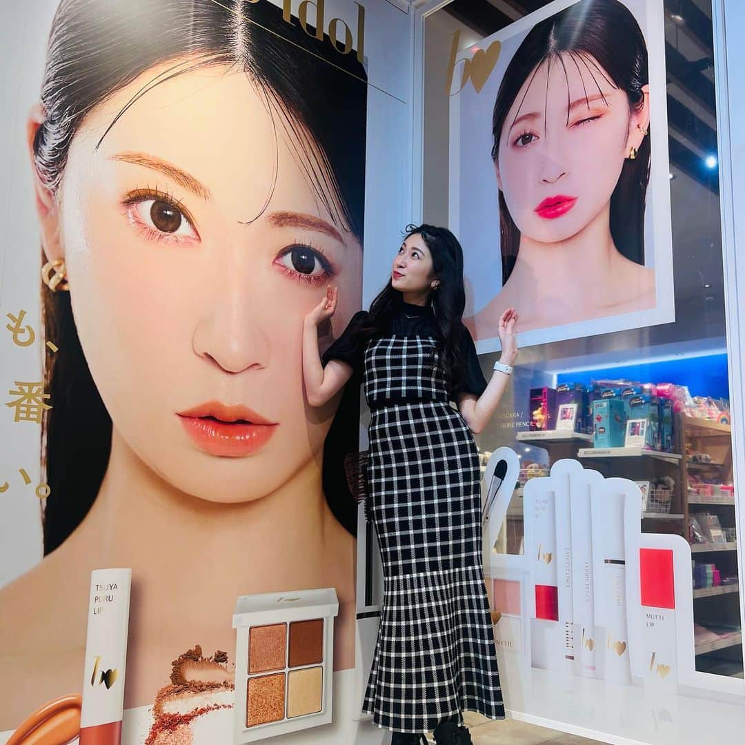 吉田朱里のインスタグラム：「@bidol_official リニューアルで たくさんの店舗で大きく展開して下さってます🥺♥️ 昨日は東京の店舗を回って サインやメッセージを書いてました！！ . 是非お店に行った際には 見てみてくださいね🥰❤️ . 新しい b idol前より 個性があって目立って嬉しい🐒💖 #bidolリニューアル  . 昨日のお洋服は @eimyistoire_official のセットアップです🤍」
