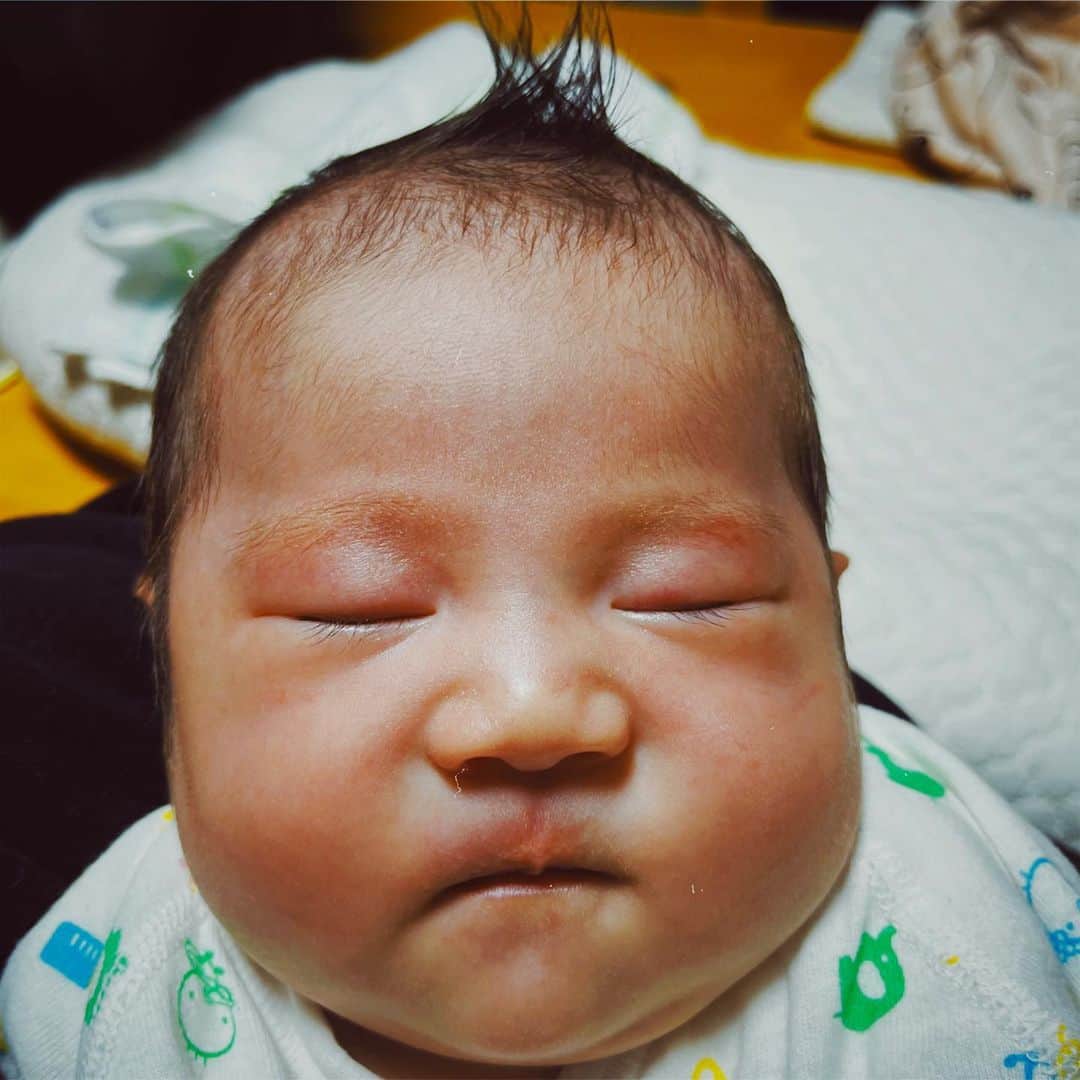 田丸なおとさんのインスタグラム写真 - (田丸なおとInstagram)「Like an 朝青龍.   #1month#baby#magirl」4月6日 12時18分 - naototamaru