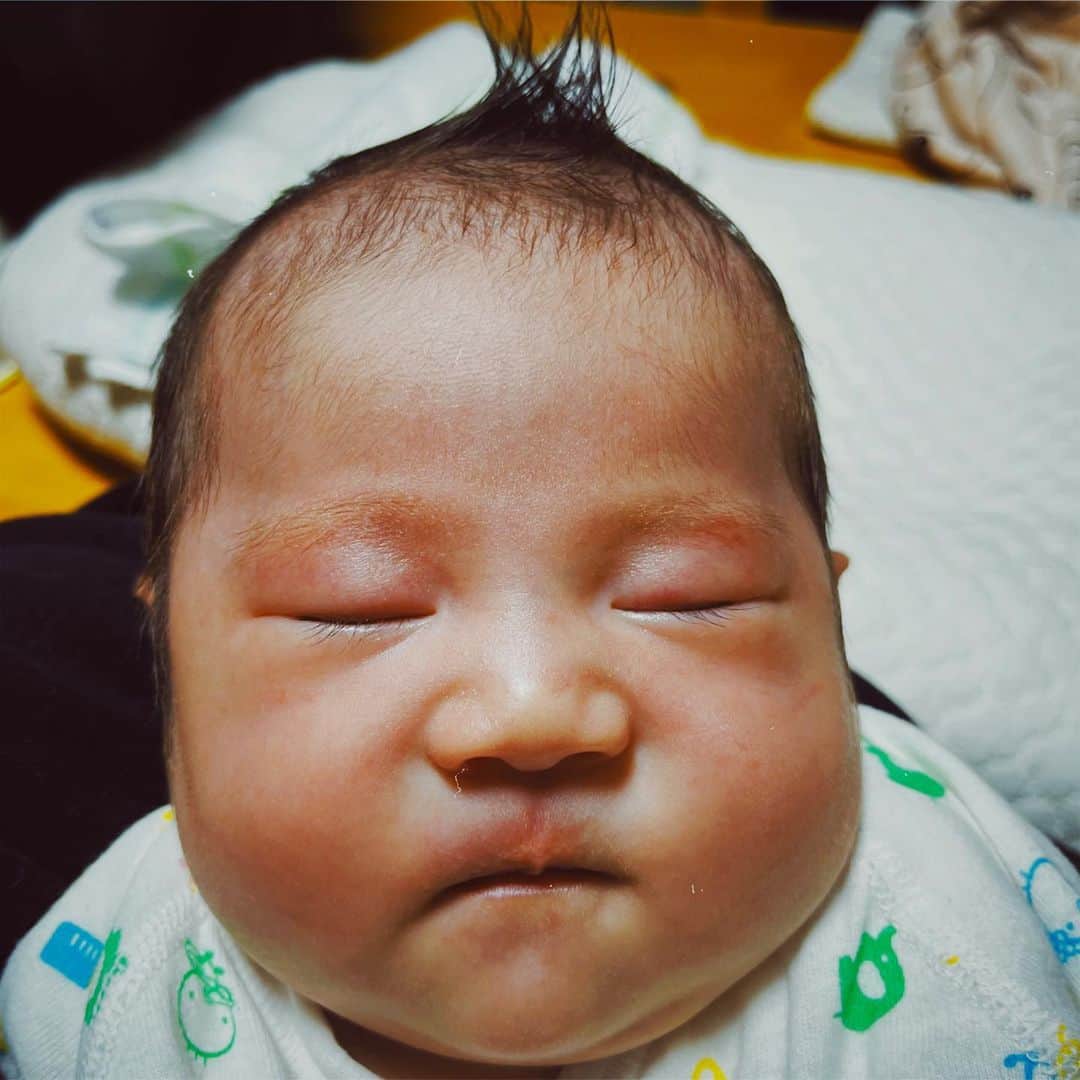 田丸なおとのインスタグラム：「Like an 朝青龍.   #1month#baby#magirl」