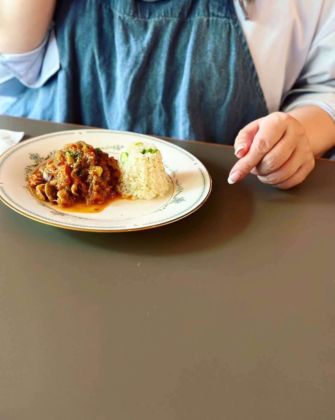のインスタグラム：「《５月の料理教室のご案内》 新規の募集枠を少し増やしました。もし、ご希望がありましたらご参加お待ちしています。 （プロフィール欄からお申し込みサイトにご移動ください。お申し込みは４月１１日（火）21時開始いたします。時間になりましたらパスワードが解除されます）  メニューのお知らせ 【気軽に洋風ごはんレッスン】 :くたくた野菜のチーズのせ :トマトとヤリイカのサラダ :オイルサーディンとナッツのパスタ :ミロトン　 :アスパラピラフ :蒸かし芋2種のトッピングで（おまけ）  ワイン、デザート、食後のドリンク付き  今日はパスタにしようかな？ご飯にしようかな？とレッスン後、ご家庭で活躍してもらえるといいなと炭水化物祭りです😆  デモストレーションを中心にところどころお手伝いもいただき、盛り付けなどはみなさんもご一緒にしていただきます。  ご持参いただくもの エプロン、ハンドタオル、筆記用具  開催場所　東京都世田谷区　（最寄駅　駒沢大学駅）※ご予約が確定した方に詳細をお送りいたします。  開催日時　11時から14時半 5月　5、6、7、9、10、23、29、14のみ17時半スタート 6月　4、10  メニュー、レシピ説明 デモストレーション みんなで盛り付けなど、 13時半前後からのご試食となります。  みなさまにお会いできるのを楽しみにしています。」