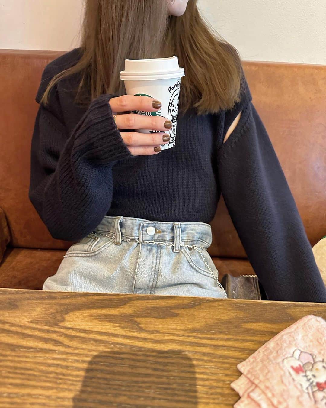 のインスタグラム：「tokyo , day1☕️🤍 ㅤㅤㅤㅤㅤㅤㅤㅤㅤㅤㅤㅤㅤ ㅤㅤㅤㅤㅤㅤㅤㅤㅤㅤㅤㅤㅤ 雨しとしとの1日目。 ランチまで時間が空いてスタバにいくと とっても嬉しい出来事が..💘 お話しできて嬉しかったです~🥰 (可愛い可愛いイラストに愛を感じました🫶🏻🥹) ㅤㅤㅤㅤㅤㅤㅤㅤㅤㅤㅤㅤㅤ 雨で冷え冷えだったけど温まった♨️ 幸せな初日。 ㅤㅤㅤㅤㅤㅤㅤㅤㅤㅤㅤㅤㅤ ㅤㅤㅤㅤㅤㅤㅤㅤㅤㅤㅤㅤㅤ #ニット#Vネック#vネックニット#デニム#チェーンベルト#sisijoia#yo_biotoplingerie#ローファー#シルバーネックレス#シルバーアクセサリー#デニムコーデ#ニットコーデ#代官山#代官山カフェ#スタバ#도쿄여행#東京旅行#shoponpon」