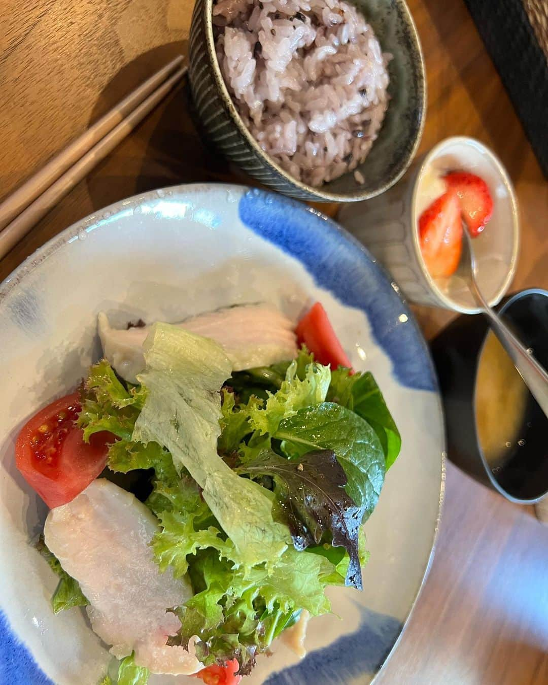 momo さんのインスタグラム写真 - (momo Instagram)「⁡ ⁡ #公開記録4日目 4月5日 朝 52.4kg (※朝ごはん食べてから計測) ⁡ ⁡ 朝食 307kcal ・ギリシャヨーグルト 60g ・いちご1粒 ・野菜サラダ ・サラダチキン ・雑穀ご飯120g ⁡ ⁡ 昼食 400kcal ・ハンバーグランチプレート (朝食が響いて3割くらい残した) ⁡ ⁡ 夕食 約1200kcal 久しぶりにママ友と飲み🍺 ・ビール1杯 ・日本酒1.5杯 ・菜の花のおひたし ・せせり(塩) ・焼き山芋 ・お刺身3点盛り などできるだけヘルシーメニューを注文 ⁡ ⁡ 運動 ・10100歩 ⁡ ⁡ 調子乗って3軒はしごしたけど メニューは極力控えめに🫣？ ⁡ やっぱりお酒飲むと体が浮腫むなぁ ⁡ ⁡ ⁡ ⁡ 《スタート時点》 ・161cm 52kg超 ・体脂肪率33%超(3分の1が脂肪🤢) ・典型的な下半身デブ🦵 ・隠れ肥満体型 ⁡ ⁡ ⁡ ======================================= ⁡ 私のあらすじ ⁡ 20歳・人生に迷いすぎてヒッチハイク旅に出る。 21歳・旅先で出会った男性と結婚&息子を出産👶 22歳・育児しながら合間に絵を描き始める。 23歳・インスタがバズってそのまま独立。 24歳・仕事は絶好調だけど家庭は崩壊寸前。 25歳・別居生活スタート、半年後に離婚成立。 26歳・シングルマザーとして孤軍奮闘。 27歳・イラストレーターを名乗るのを辞める。 28歳・子ども向け教育事業を立ち上げる。再婚。(今ここ) ⁡ ⁡ ======================================= ⁡ ⁡ 念願のイラストレーターになったけれど、 少子高齢化という社会問題に向き合うことを決意。 イラストレーターを卒業してからは、 小学生のママをやりながらエピックキッズ運営中。 ( @epickids_nihonbashi ) ⁡ 20代最後のダイエットに挑戦しながら 長野への移住も企み中。情報提供お待ちしてます♪ ⁡ ⁡ momo ⁡ ⁡」4月6日 12時38分 - momo_fashiongram