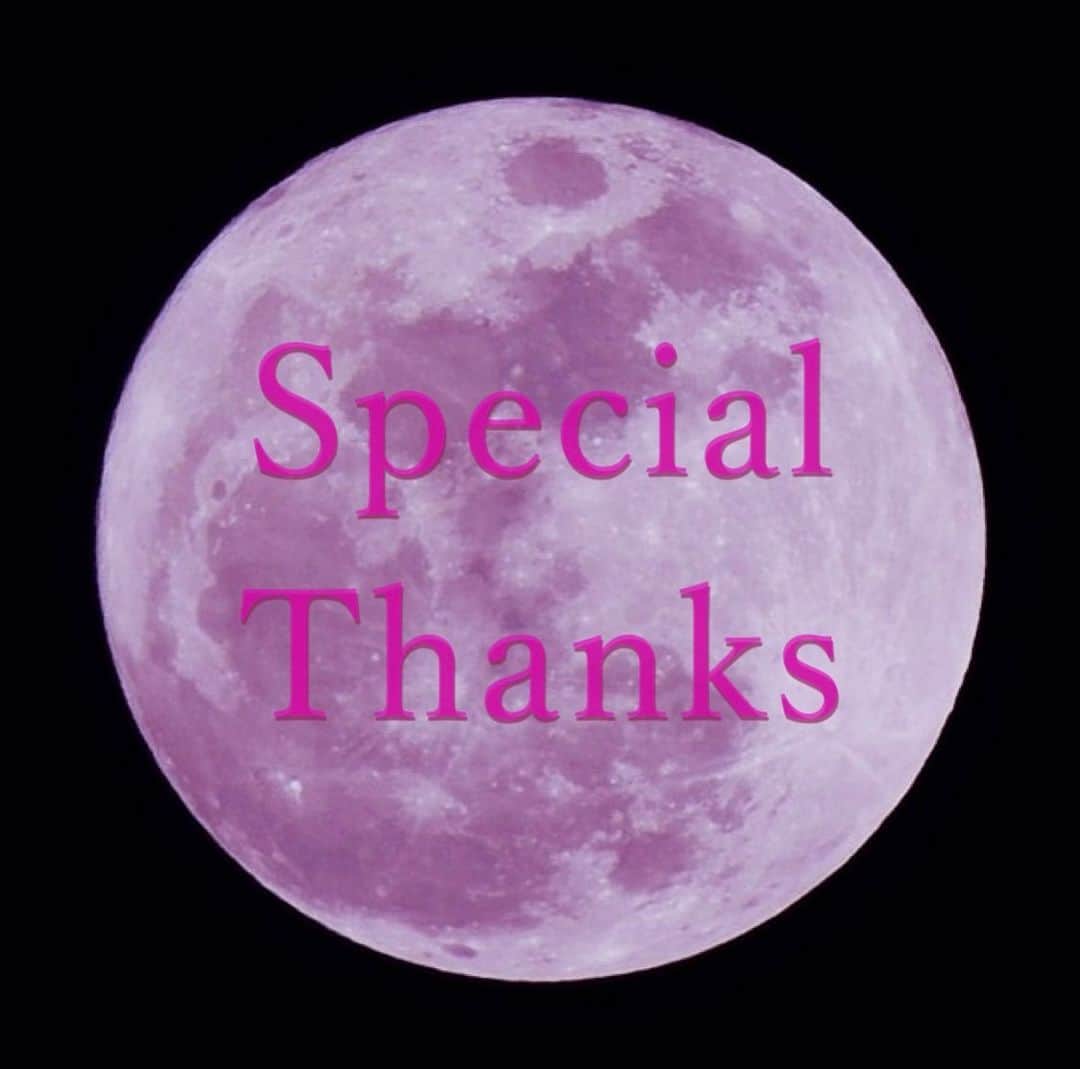 のインスタグラム：「本日4月6日は幸運が舞い込むとされているピンクムーン🌕天秤座の満月ですね⚖️💗 ⁡ そして、今日miminekoチャンネルは4周年を迎えました🌹 皆さんの応援や支えのおかげで4年間も続ける事が出来ました。 ⁡ 実はYouTubeを続けていくことに限界を感じた事もありました。 そんな時に毎日いただく皆さんのコメントやお言葉のパワーのおかげで乗り越えた事もたくさんあります。 YouTubeを始めたばかりの時も、優しいお言葉や励ましのお言葉で勇気を頂いていました。 それはずっと今でも変わりません🌟 ⁡ 本当に本当に本当に、皆さんいつもありがとうございます！ ⁡ そんな感謝の気持ちを込めて、4周年感謝の2大プレゼントをご用意しました🌹 一つは抽選のプレゼント、もう一つは全員プレゼントです🎁 ⁡ 本日18時に配信する動画でプレゼントの詳細をお伝えさせて頂きます！ 今日のリーディングでは天秤座の満月にちなんで、予祝やカルマの終わりをさせて頂きます。 ぜひお楽しみに🐰💗💗💗 ⁡ ⁡ #ピンクムーン #感謝 #ありがとう」