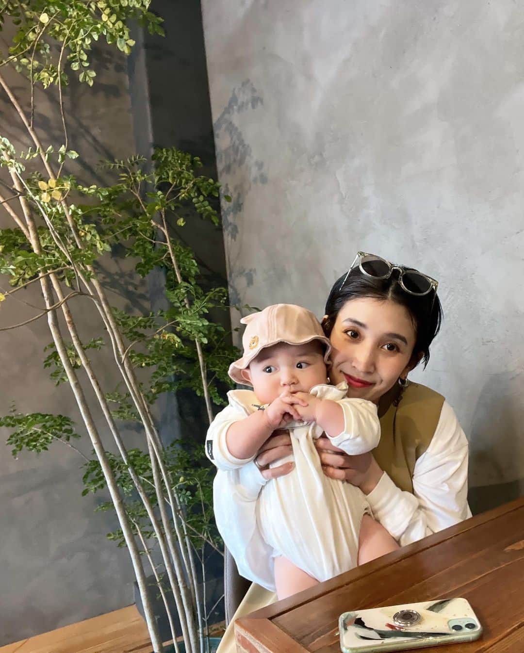 mai saitoのインスタグラム：「暖くん今日で5ヶ月になりました💝  好奇心旺盛でなんでもつかんで口に入れるし、大人の食べ物や飲み物もヨダレだらだらでほしがる暖くん♡笑  試しに早めに始めてみた離乳食も食い気味で欲しがり、慌てて母はブレンダーを購入しました。  2枚目は私が泣きそうな顔をするとつられて泣いちゃう暖くん😂笑 ローラ（ばあば）の声入り🤣  妊娠中は時間が経つのがすごく遅く感じたのに、暖くんが産まれてからは本当にあっという間でびっくり😳🙌🏻  今度は家族でピクニックしたいな😌  #生後5ヶ月男の子#男の子ベビー#おとこのこベビー #赤ちゃんのいる暮らし#赤ちゃんコーデ#5か月ベビー」