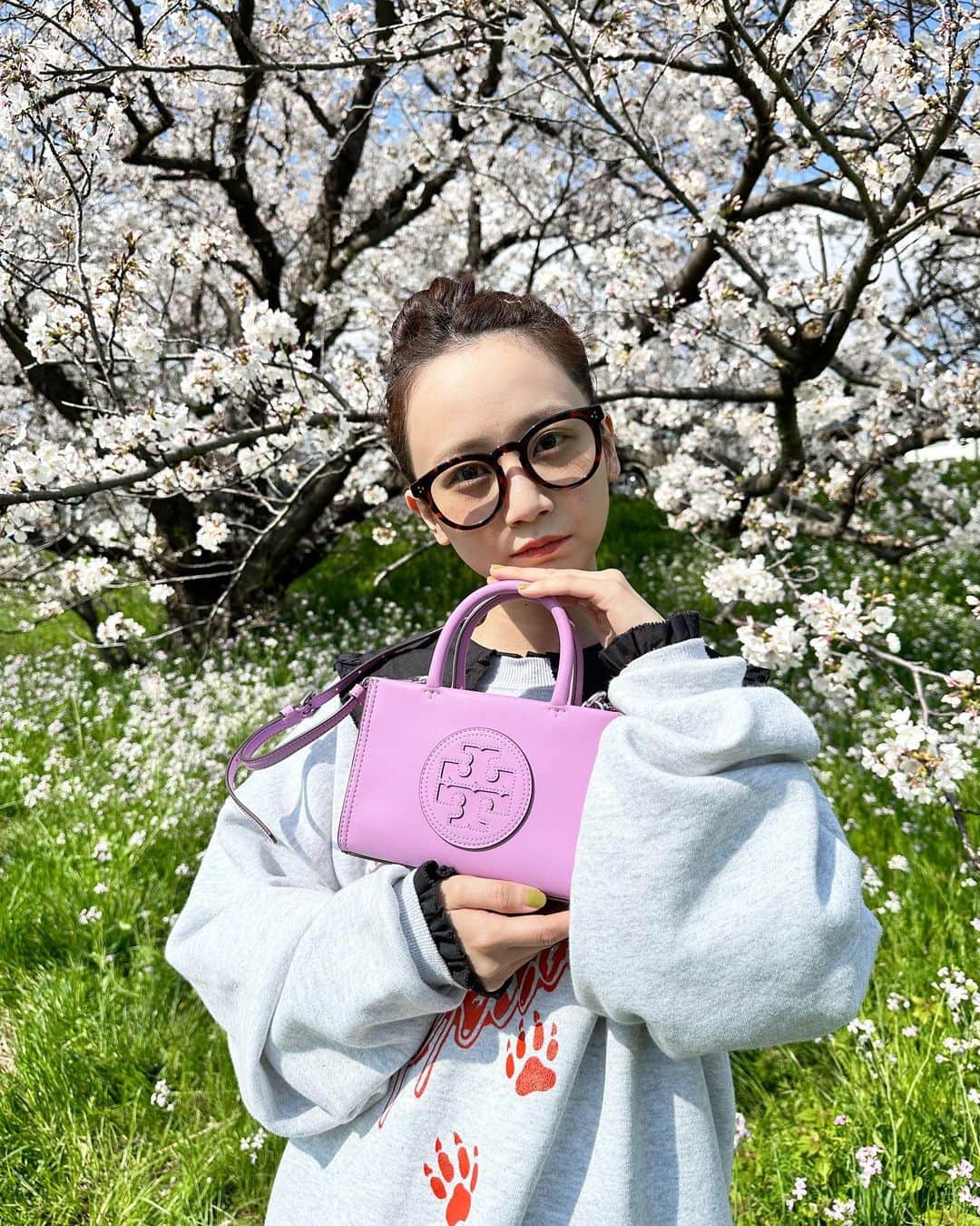 三戸なつめのインスタグラム：「@toryburch  2023SSの新作バッグ『エラ バイオ』とスニーカー『レディーバグ スニーカー』 春にぴったりなカラーリングが最高なのよ🌸 春夏はワンピースをたくさん着たいのだけど、 このミニサイズ感がワンピース合わせやすくてかわいいのです☺️ 足元は少しスポーティーに👟 トリーバーチのおかげでちょっと大人っぽさも出せてよき🌈 #トリーバーチ　#エラバイオ　#レディーバグスニーカー #pr #mito_natsume」