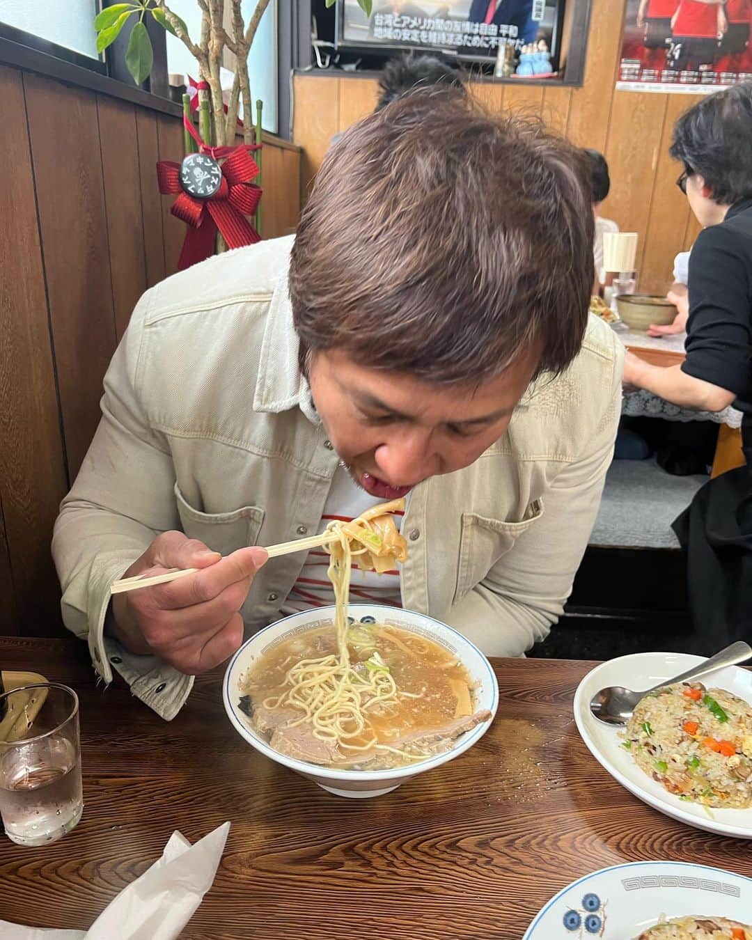 永田裕志さんのインスタグラム写真 - (永田裕志Instagram)「いわき市に来たらチーナン食堂に行かねば‼️  帰る前にチーナン食堂にて昼飯を食べました。  いつ食べても美味しいチーナンラーメンに野菜たっぷりチャーハンを食べてお腹いっぱいになりました。  おばちゃん、また来ますね。  #チーナン食堂  #いわき市小名浜栄町  #永田裕志  #小島聡  #njpw  #kouyou」4月6日 12時40分 - yuji_nagata
