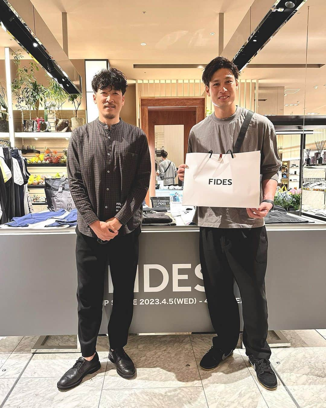 小林久晃さんのインスタグラム写真 - (小林久晃Instagram)「ISETAN MEN'Sポップアップ2日目。 初日の昨日、たくさんのご来店ありがとうございました。写真は先ほど顔を出してくれた守田達弥選手です。今日はオフで、柏から遊びに来てくれました。色々とお話も出来て楽しいひと時でした。いつもありがとうございます。 #守田達弥 #柏レイソル #thanks #fides #isetanmens」4月6日 12時51分 - teruteru620