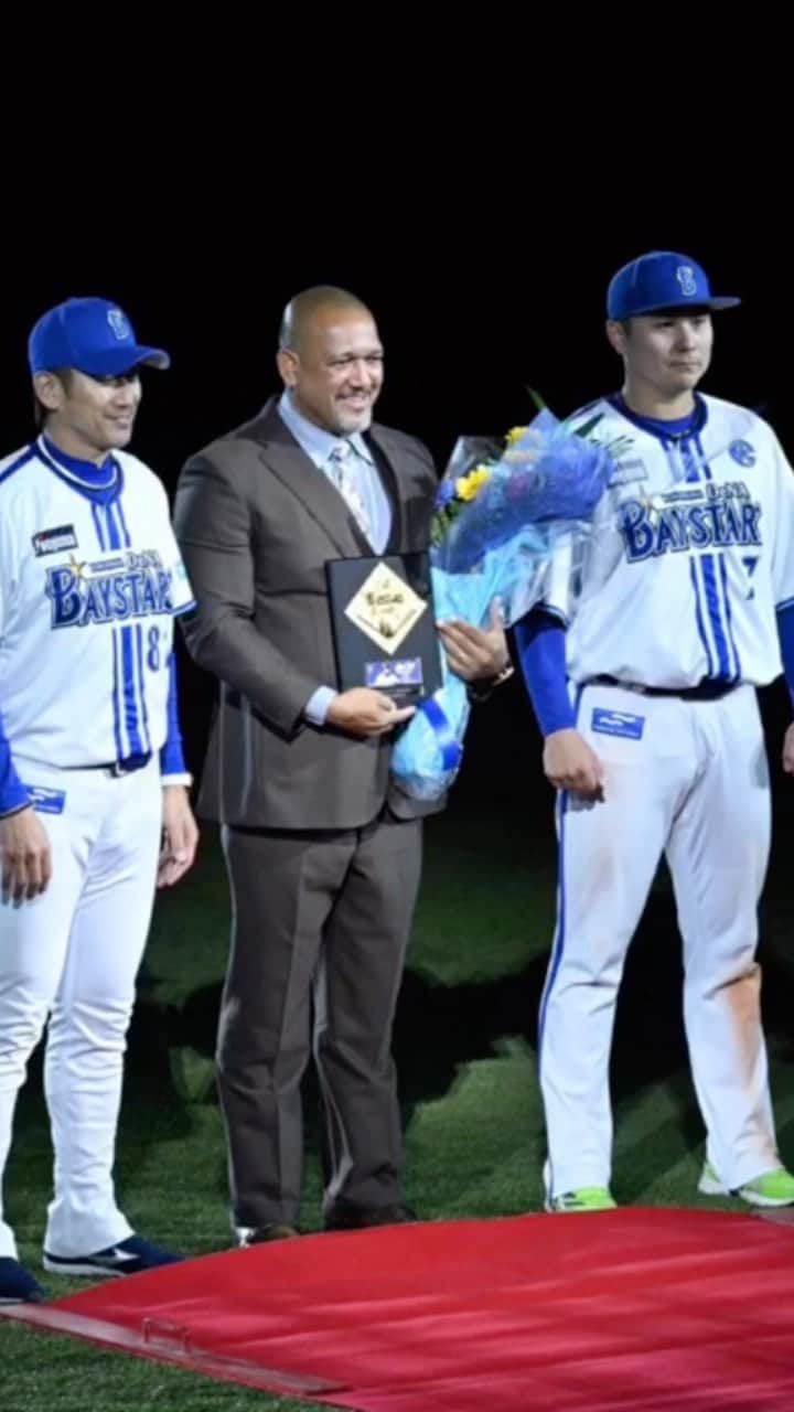 のインスタグラム：「@ramichan3 fue homenajeado en Yokohama, previo al compromiso entre @baystars_official y @yomiuri.giants, por su elección al Salón de la Fama de la Nippon Proffesional Baseball.  El venezolano será el primer latinoamericano en ser inmortalizado en el béisbol japonés y lo hará con el uniforme de los BayStars, club con el cual jugó sus últimas temporadas, llegó a 2.000 hits y después fue su mánager durante cinco temporadas, disputando una Serie de Japón, y siendo el único latino en dirigir en esta exigente pelota.  El acto de exaltación se realizará el próximo mes de julio.  #AlexRamírez #Ramichan #HallOfFamer #Yokohama #BayStars #NPB #Japan #CárdenasSportsMedia」