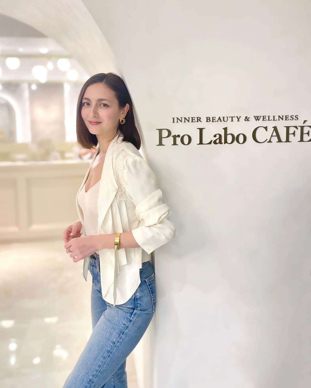 エリーローズのインスタグラム：「Pro Labo CAFÉの内装はクリーンな真っ白の世界。 この中でギルトフリーの食事をしたら、身も心も洗われる気持ちです✨  ちなみに @estheprolabo_official はインナービューティ界のパイオニア的存在。サプリメントやファスティングのための酵素ドリンクや置き換えの食事など、きちんと面談した上で指導してくれるそう。  私もインナービューティにはとても興味があるので、注目してます！このカフェ併設のショップでももちろん商品購入できるので、食事しがてらサロンで食事指導してもらうのもいいかも🫶🏻  色鮮やかなプレートのお野菜はエステプロラボのファームで作られていて、フレッシュで美味しい食材🥬 毎日食べたいくらい🤤  @estheprolabo_official @prolabo_cafe #エステプロラボ #プロラボカフェ #PR」