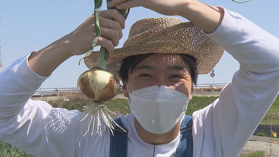 濱田隼のインスタグラム：「4月から「旬感めし」は金曜日にお引越し。 明日は #愛知県 #碧南市 の #新玉ねぎ です。  #abcz の #河合郁人 さん #五関晃一 さんとロケをしてきました！  新玉ねぎを生で丸かじり！ 甘かったなあー！！ 熱を加えたアレンジレシピもご紹介します！！  #ドデスカ #旬感めし #うましゅん」