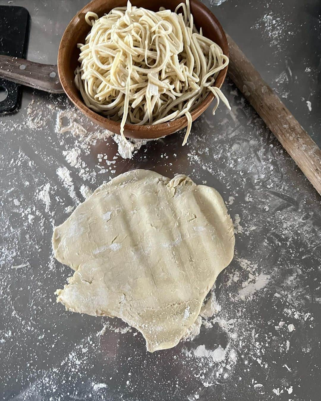 あばれる君さんのインスタグラム写真 - (あばれる君Instagram)「山でラーメン。特別ゲストはトヴァ。トヴァとアヴァ。」4月6日 13時09分 - abarerukun