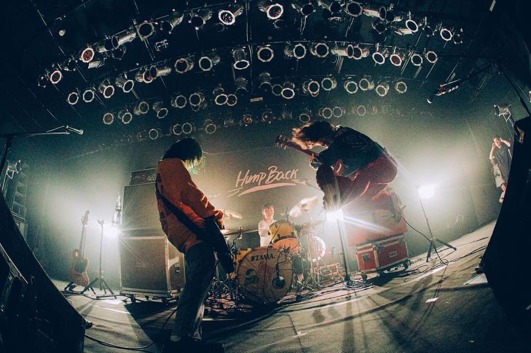 林萌々子のインスタグラム：「. 2023.4.5 at 新潟LOTS "tour tour tour" 13本目  W/ INKYMAP  #低めでやらせてもろてます   photo by @junpeihiyoshi  #無断転載引用だみだよ」