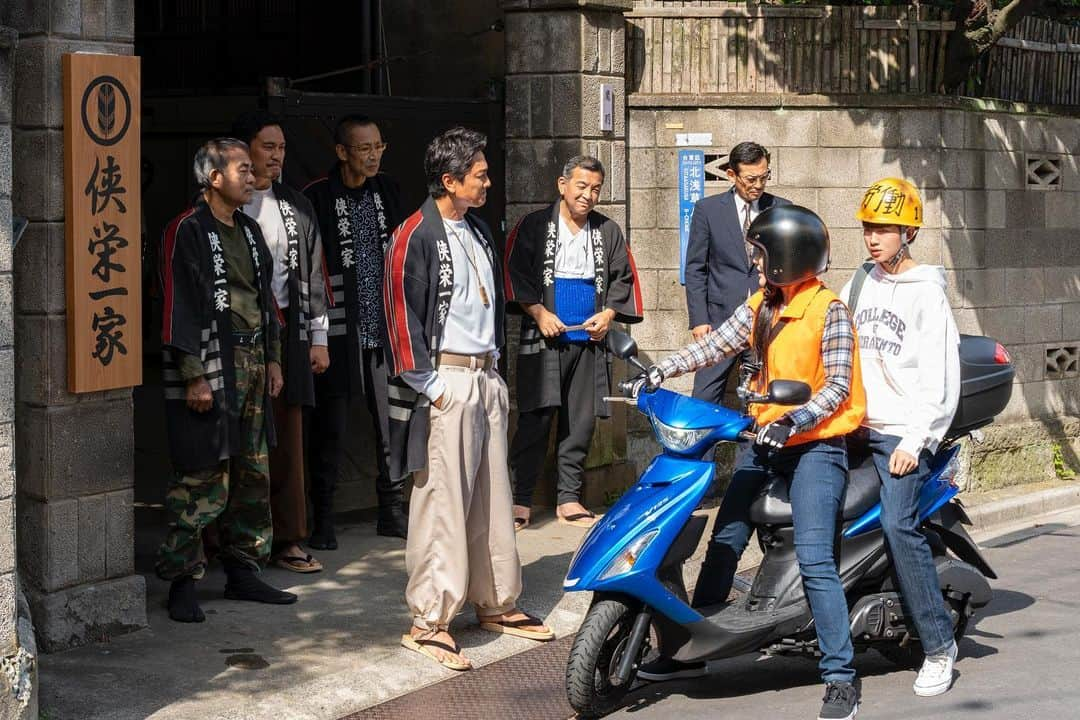 福山理子さんのインスタグラム写真 - (福山理子Instagram)「あたしは、役者業でバイクと一緒に出演させて頂くことも多いのが、本当にとても嬉しいです😃大好きなバイクといつでも一緒です。  この時の車両は 愛車 #suzukiaddress125  ヘルメットは カーボンでとにかくびっくりの軽さの🫢 #ゴットブリンク  #godblinc さん。 カーボンに赤いステッチがお気に入りです🙂  #ジェとヘルメット #jethelmet  #下町任侠伝鷹 めちゃくちゃ 素晴らし#Vシネマ なので 是非是非！ジーンときちゃいますよ🙂 #原田龍二 さん #下町任侠伝鷹7」4月6日 13時12分 - rikofukuyama