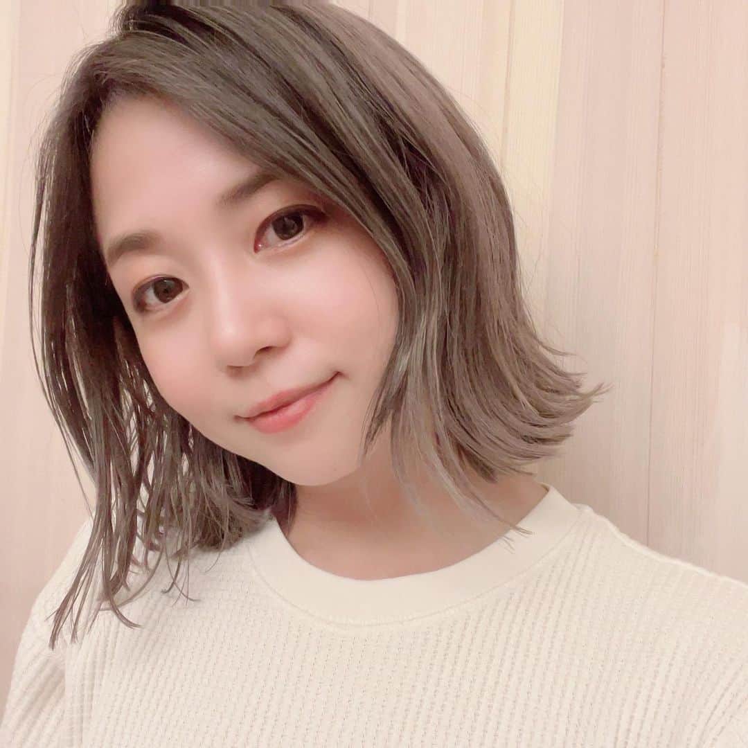 星村麻衣のインスタグラム：「ハイトーンベースにグレー系カラーを入れてもらいました☺️(毛先は薄めに) 色落ちも楽しみ〜✨ #ハイトーンカラー #グレージュ #イメチェン」