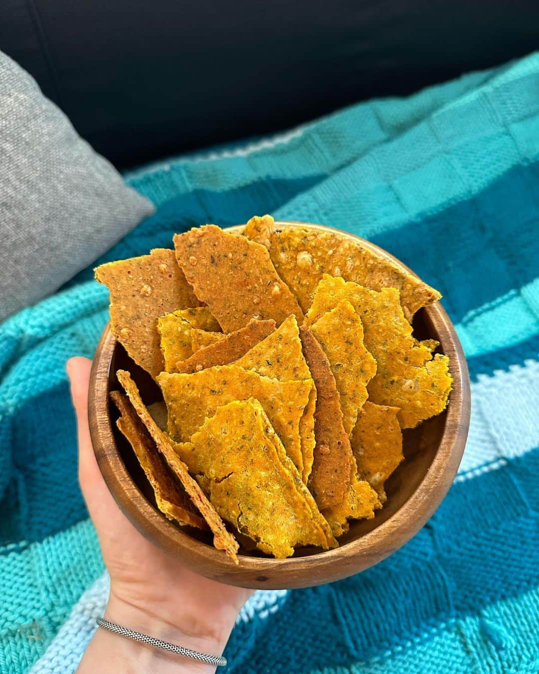 藤井アルダのインスタグラム：「HEATHY DORITOS 😍  **動画ではクッキングシート引いているけど絶対引かないでね！くっつく！！！！  ・粉1カップ　（キャッサバ粉、アーモンド粉、米粉など） 私はキャサバ粉とコーンミールをちょっと混ぜました  ・粉チーズ５０ｇから６０ｇ ・チアシード大さじ１ ・ゴマ　大さじ１ ・パプリカ粉　大さじ１ ・好きなスパイスお好みで ・オレガノ　大さじ１ ・ヘンプシード（任意） ・バジル粉　（任意） ・塩少々 ・熱湯　大さじ　６から８  粉ものを全部混ぜる チーズを入れる 水を入れて混ぜる  生地を薄く型に流し込む 200度から230度で20分から30分焼けば出来上がり！！！ 冷ましてから手で好きな大きさに切ってね！  アボカドディップや好きなディップと食べたりそのままお酒のおつまみや自分のヘルシーおやつ、子供のおやつにピッタリだよ！ あーーーーうまい！  ・1 cup flour (cassava flour, almond flour, rice flour, etc.) I mixed some cassava flour and cornmeal  ・50g to 60g grated cheese ・Chia seeds 1 tbsp ・1 tablespoon of sesame seeds ・ Paprika powder 1 tbsp ・Spices of your choice ・Oregano 1 tablespoon ・Hemp seeds (optional) ・ Basil powder (optional) ・A pinch of salt ・6 to 8 tablespoons of hot water  #doritos #healthysnacks #chia #hempseed #eatwell #healthy #ヘルシーレシピ」