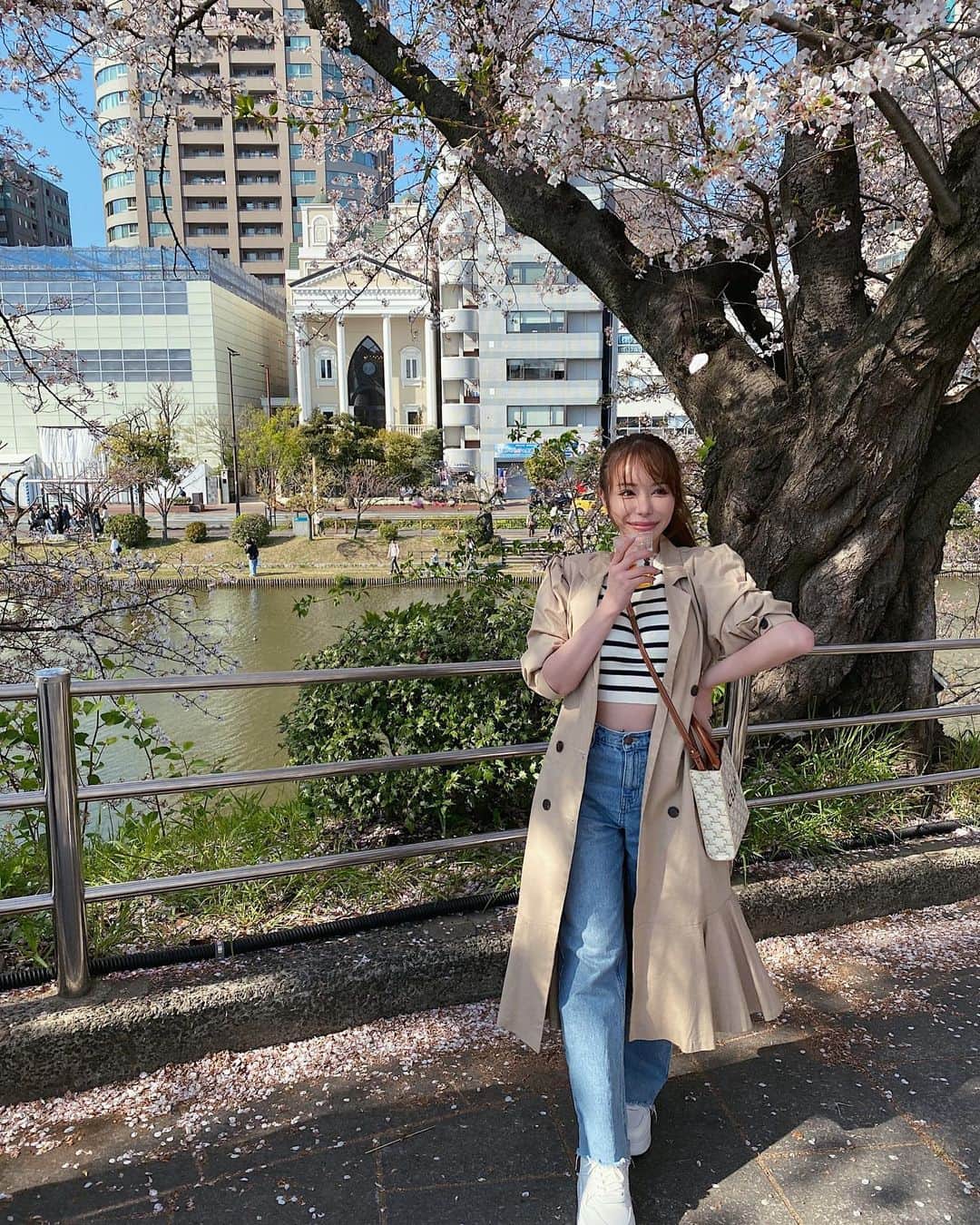桃瀬りんかのインスタグラム：「・ もう桜も終わっちゃったね🌸 これは先週の日曜日✈️💭 ・ ・ トレンチコート着ると春感出てよき🌷 韓国で買ったんだけど形がお気に入りっ🫶🏻 ・ ・ ・」