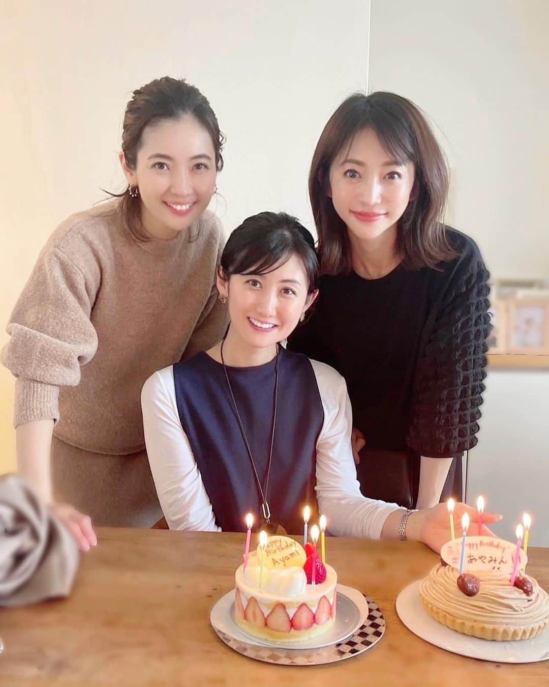 小川りかこさんのインスタグラム写真 - (小川りかこInstagram)「韓国から一時帰国中のあやみんと、泉ちゃん宅でみんなで会えた日🤗 日比谷公園辺りでお花見でもしたいね〜🌸って話してたけど、雨だったのでおうちにお邪魔しちゃいました〜✨ 子供達もワイワイ楽しそう🤗 あやみんの息子くんが面倒見てくれて、こちらは安心してwお喋りできて良かった😍 前日お誕生日だったあやみんのお祝いも🥳 泉ちゃんも私も🎂買って来て、２つになっちゃいました😁 まだまだ話し足りなかったので、またゆっくりね〜❤️  #友達#friends#お誕生日#お誕生日ケーキ#3歳#男の子#3歳男の子#男の子ママ」4月6日 13時30分 - rikakoogawa