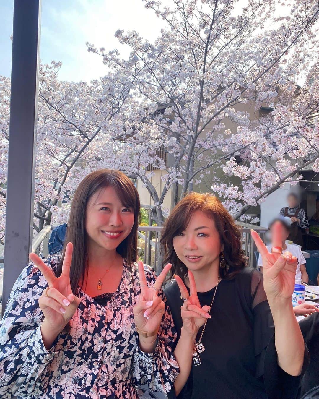 Chiakiのインスタグラム：「. えみさん宅でお花見🍕🌸 桜満開でした☺️ また釣りもご一緒させて下さい🥰🤲   #お花見 #ピザパーティー #ハイヒールモモコ さん #釣り #釣りガール #釣り女」