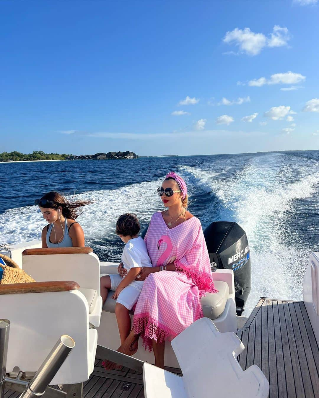 ジョエル・マーディニアンさんのインスタグラム写真 - (ジョエル・マーディニアンInstagram)「A day to remember 💗💓 Always Grateful 🙏🙏🙏🐬🐬🐬  @sofiadcollection @jamanafaru_maldives @maldives_360  @dabdub @ellakaddoura  #relax #meditation #beauty #nature #cleansing #joellemardinian #maldives #yallamaldives360  #byebyeboredom #helloendlessescapades #worldofpossibilities #maldives #beachhousecollection」4月6日 13時34分 - joellemardinian