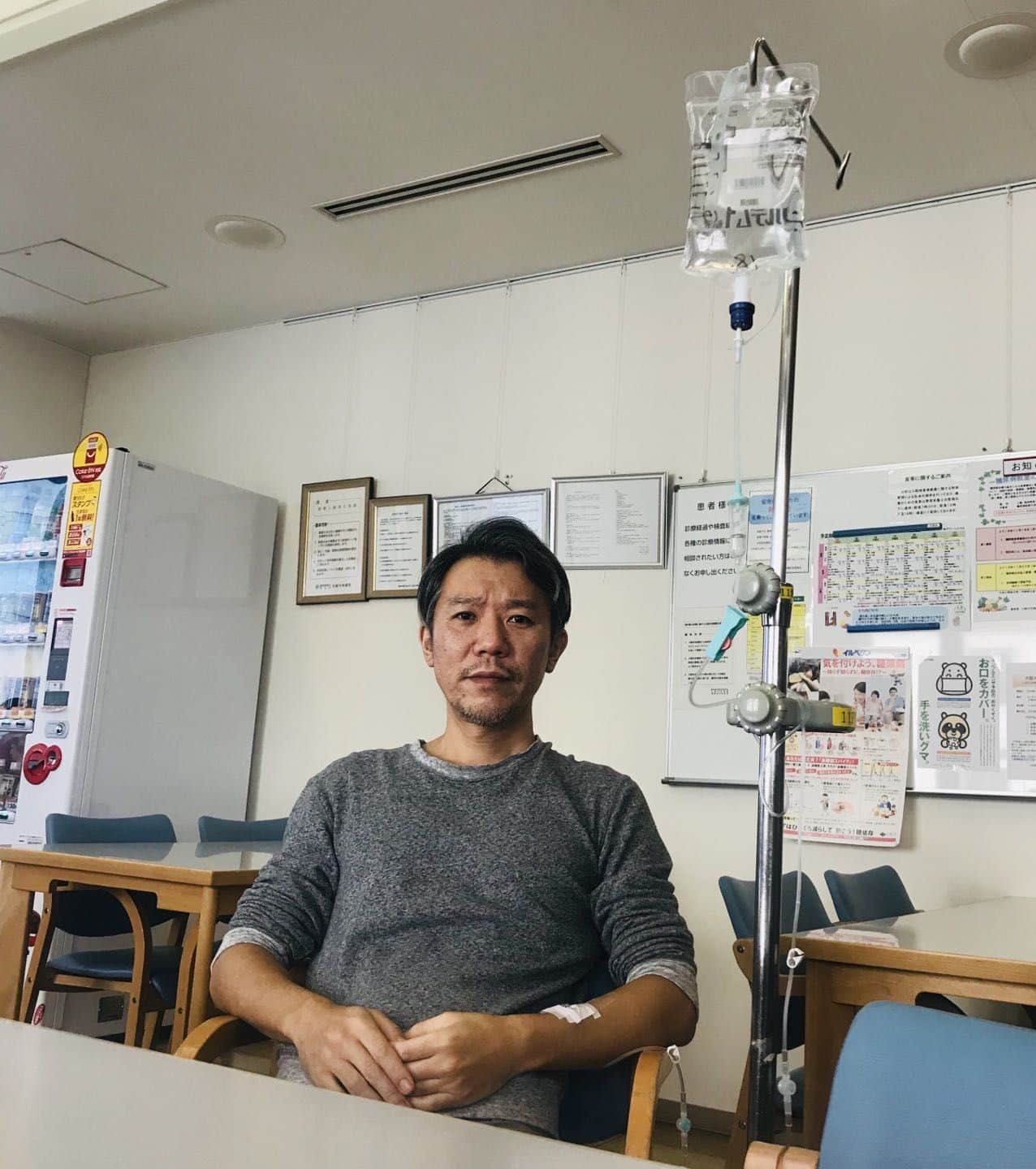 西森洋一さんのインスタグラム写真 - (西森洋一Instagram)「2019の日記❗️「入院2日目、前半」 、 お腹に膿が溜まる病気で入院しています。 、 ♦︎朝七時半、快適な目覚め。　 酒もタバコもしていないと、目覚めがいい。　良いどころの話しでは無い。 、 瞼の重み0で、ゆっくりと目が開いた。　　 実験が成功した、魂を吹き込まれたアンドロイドの目の開け方。 、 ♦︎実はその前の朝六時が、本当の起床時間。　 その朝六時の起床時間と同時に、ベッドの上で、検査の為の血を抜かれた。 忍者みたいに､物音立てず､抜いていた。 、　 左腕だけをささげ、半分寝たまま血が抜かれる。 「寝ながら血を抜かれたことある､お知り合いっています？」　 と、後で誰かに聞きたい。 、 ヤクルトぐらいの量を､三本分。　くたばっている人間から抜く量では無い。 まぁまぁの量だ。　そして、なんのキャッシュバックも無しと､きている。 、 ♦︎午前九時、本当は自分が出ているはずのラジオを聴く。　 産休中のはずの､喜多アナが出ている。　 先々週「お産､頑張って下さいね！」と、盛大にお別れの儀式をして、 花束をもらっていた人が、当たり前の様に、ラジオで喋っている。 、　 物凄い違和感。　あのお別れの儀式は、なんだったのか。 しかし、代演､ありがとう。  ♦︎今日は金曜日。 安静にして様子を見た後の再検査は「土､日､月」の連休明けの火曜日になり、、 そこで、外科的な手術をするかが決まる……と報告を受ける。 、 一昨日の夜から､僕は絶食だ。　非常に耐え難い。 何か口に入れたい！　 もう……戻す前の「高野豆腐」でも良い。　 、 火曜日までの、とんでもない丸5日の絶食の旨を、主治医に､さら〜っと説明れたので、、 慌てて再度確かめると、、当たり前のように 「はいっ、そうです、、水分も､少しだけで、お茶、水、スポーツドリンクだけで、、それも、口を湿らす程度しか取らないで下さい！」とのこと。 、 完全絶食あっさり報告の刑！　本人の受け止め度合いとは裏腹に､報告はあっさり。 、 「は〜い、じゃ西森さんは、ひ〜ふ〜み〜よ〜、で、免許取り消しで〜す」　みたいな感じ。 、 度合いに対しての､言い方！！　　 、 そして、僕はスポーツドリンクが好きでは無い。  味気ない、お茶、水、のみ、、信じられない。　 、 贅沢三昧の坊さんに言いたい…… 「今は俺の方が坊さんやからな！」言いたい。 「金の腕時計して、お経あげるな！」言いたい。 「エンジンついてるもん乗るな！」言いたい。 「そうしたいから､してるだけのスキンヘッドとみなすからな！」言いたい。 、 、 ♦︎午前10時50分。 まだラジオを聴いている。　 たっぷり三時間もあって､聴く側としては嬉しい。 午前11時、ラジオから「西川パンっ」のCMが､流れてくる。　 いつもなら､ここで8分間の休憩が入り、、毎回僕は、喫煙所で､タバコを吸う。 が……今は入院中で吸えない。　刷り込まれた条件反射、パブロフの犬状態。 タバコが吸いたくて仕方がない。　 、 やってくれたな「西川パン」！ 、 普段なら「西川パン！」と聞こえて来るだけで､テンションが上がる。が、、今は逆。　　 、 苦しい。 、 　 病気よりも、酒、タバコ、などの嗜好品の断絶が苦しい。 もう既に､病気はどうでもいい。 、 、 ♦︎13時……直接訊いて駄目だ､と言われると嫌なので、、 黙って「ブラックコーヒー」を飲んでいた。 すぐに見つかり怒られた。　 主治医に「コーヒーも刺激物ですよ」と、すぐに怒られた。 、 その少し前は「0カロリーコーラ」を黙って飲んでいて､怒られた。　 「炭酸なんて､ダメですよ！」　僕、心の中で「やはりね」 、 多分､この二回で、ナースセンターの壁に「西森飲み物監視」と､貼りだされたと思う。 、 「飲食物強制廃棄､可」とかも貼ってそう。  ❗️❗️❗️ 、 ♦︎夕方に続く……」4月6日 13時48分 - nishimori_monster