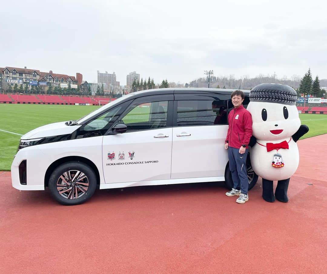 阿部晋也のインスタグラム：「北海道日産様からNewセレナが届きました‼️ とても素敵です🫶 車を届けてくれた、ほくにっち君と記念撮影📸 サッカー・バドミントン・カーリングのエンブレムが並んでいてカッコいいですね👏✨ 北海道日産様、ありがとうございました‼️  ドーレくんとほくにっち君は撮影待ちの間、道ゆく人に仲良く手を振っていました👋笑  #北海道日産 #nissan #日産セレナ #北海道コンサドーレ札幌 #コンサドーレ #コンサドーレカーリングチーム」