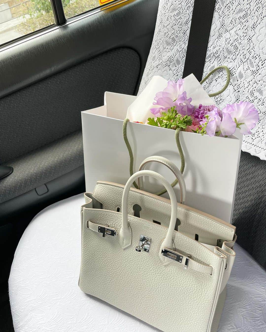のインスタグラム：「@vancleefarpels の展示会へ💎 お土産のミニブーケがかわいくて、春らしくて💐」