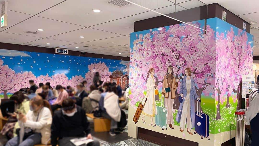 miya(ミヤマアユミ)のインスタグラム：「JR東京駅で開催中の『 #東京駅から春を感じよう 2023 Spring at Tokyo Station』あたたかいリアクションありがとうございます。 4月9日(日)までです。  展示のように足を運んでくださる方がいてとても嬉しいです🌸  ポスターがずらりと並んでいる場所は自分では見つけられなかったのですが大好きなイラストレーター&漫画家さんの @dacchi_tt さんと @hasya31 さんが撮ってきてくれました🥲🫶🌸  尊敬する作家さん、友人や身内にも見てもらえて幸せな期間でした。  東京駅様と制作会社様のおかげでとても素敵な展開をして頂きました。 貴重な機会を本当にありがとうございます。  プレゼント企画も開催中です。ポストカードは参加賞になりますのでゲットして頂けたら嬉しいです🌸 抽選で豪華景品も当たります🎁 詳細は「TOKYO STATION CITY」Webサイトをご確認ください。 @tokyostationcity  http://www.tokyostationcity.com/news/20230322140000/  JR東京駅直結の丸善丸の内本店様では画集 #花kotoba🌸 のサイン本と色紙を置いて頂きます。(追加分の入荷わかり次第お知らせします)  本はイベント後も在庫があればお取り扱い頂けると思います📚 春フェアは残り3日です👜お立ち寄りの際にご覧頂けましたら嬉しいです。  #桜 #さくら #サクラ #spring #東京ステーションシティ #東京駅 #JR #旅行 #旅行コーデ  #artwork #watercolor #水彩 #透明水彩 #art #illust #illustration #draw #illustrator #イラスト #イラストレーター #手描き #アナログイラスト #花 #flower #flowers #ファッション #fashion #ファッションイラスト」