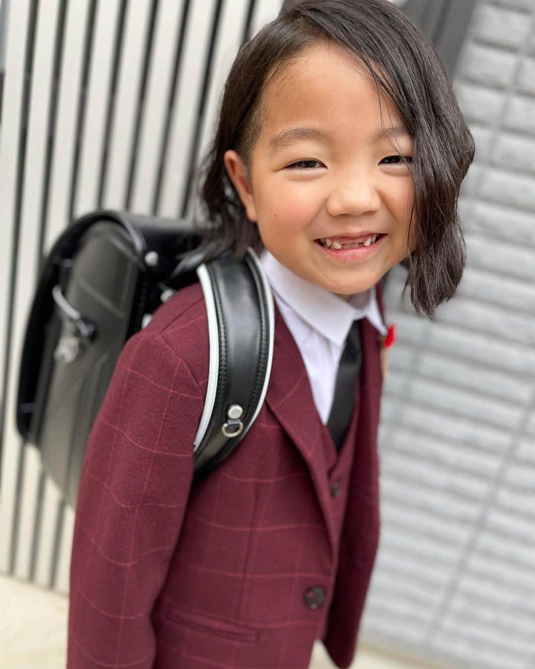 渡部太基のインスタグラム：「. 入学式🌸 おめでとう㊗️㊗️㊗️  もう小学生😢🏫成長が早い😂 ピカピカの1年生✨楽しんでいこう❣️ #わたべんちのれおうくん #入学式 #小学校 #1年生 #友達100人出来るかな」