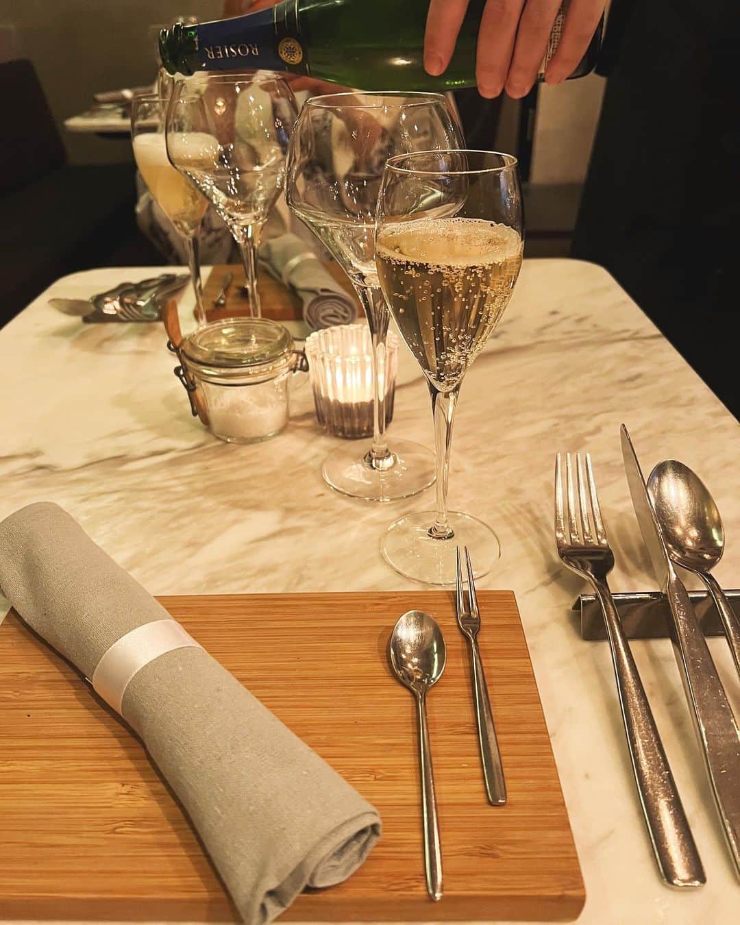 吉田奈央のインスタグラム：「久しぶりに飲んだ日🍷  ここもう絶対つぎも行きたい！ @maturite_tokyo   内装の雰囲気からお料理の美しさ まで惚れるやん❤︎  まさか八丁堀にこんなおしゃれなお店があったとは🙄🙄  #maturite#マチュリテ#八丁堀グルメ#茅場町ディナー#茅場町グルメ」