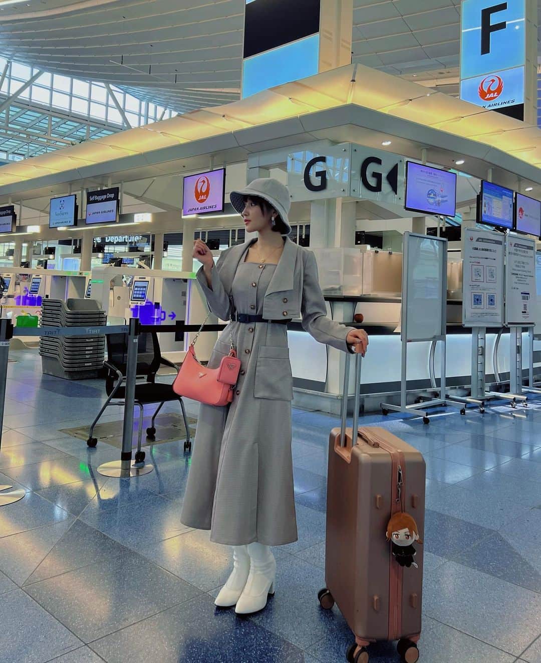 小島みゆのインスタグラム：「韓国を意識しまくってる私服。😂(笑) 한국으로 여행! . . .  #グラビア#グラドル#glamor#gravure#hot#asian#Japanese#girl#instagood#ig#ig_japan#igers#amorous#얼스타그렘#일본#섹시#일상#소통#팔로우#性感的#粉我　#한국　#서울　#사복」