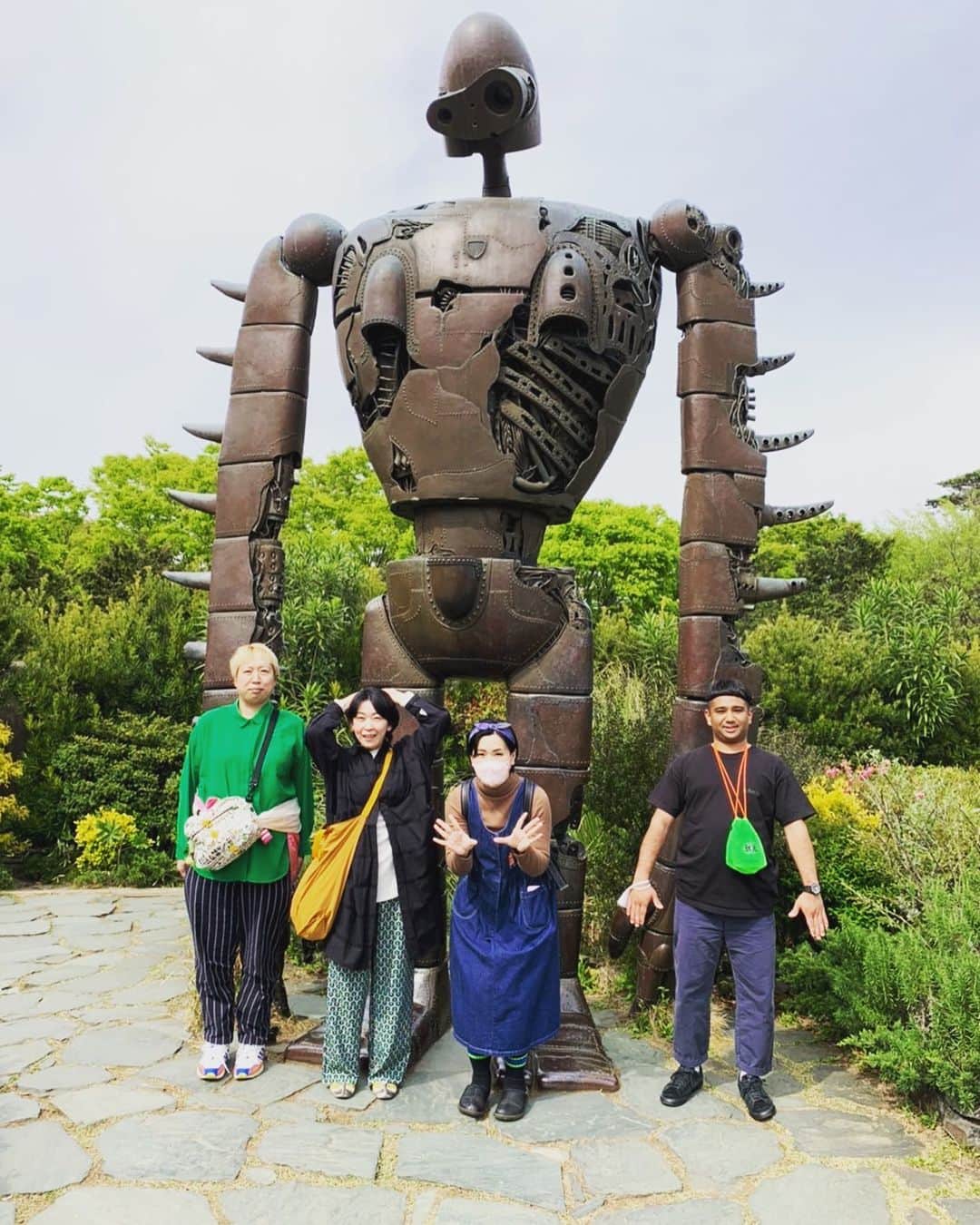 ななえ（キラキラ関係）さんのインスタグラム写真 - (ななえ（キラキラ関係）Instagram)「家族旅行👱🏻🧑🏻🧑🏻👳🏾‍♀️ オトメタチ ゆきえさんに三鷹の森ジブリ美術館へ連れて行っていただきました🍳 やっぱりジブリは日本の宝🇯🇵 本当に素晴らしい…！ 可愛い…！最高…！ ずっと行きたかった場所なので、嬉し過ぎました💓💓💓 ゆきえさん、ありがとうございました🙇🏻‍♀️  もうちょっとで34歳が終わる。 本当にどーゆー意味か分からない。  #沖神」4月6日 14時07分 - nanchan0601