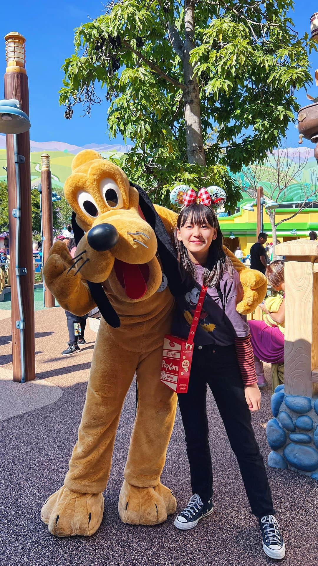 Zooey Miyoshiのインスタグラム：「Dancing with Disney characters through @disneyland part 1 🪩 @disneyparks #zooeydisneystyle . . . #toontown #mickey #minnie #pluto #zooeyinthecity」