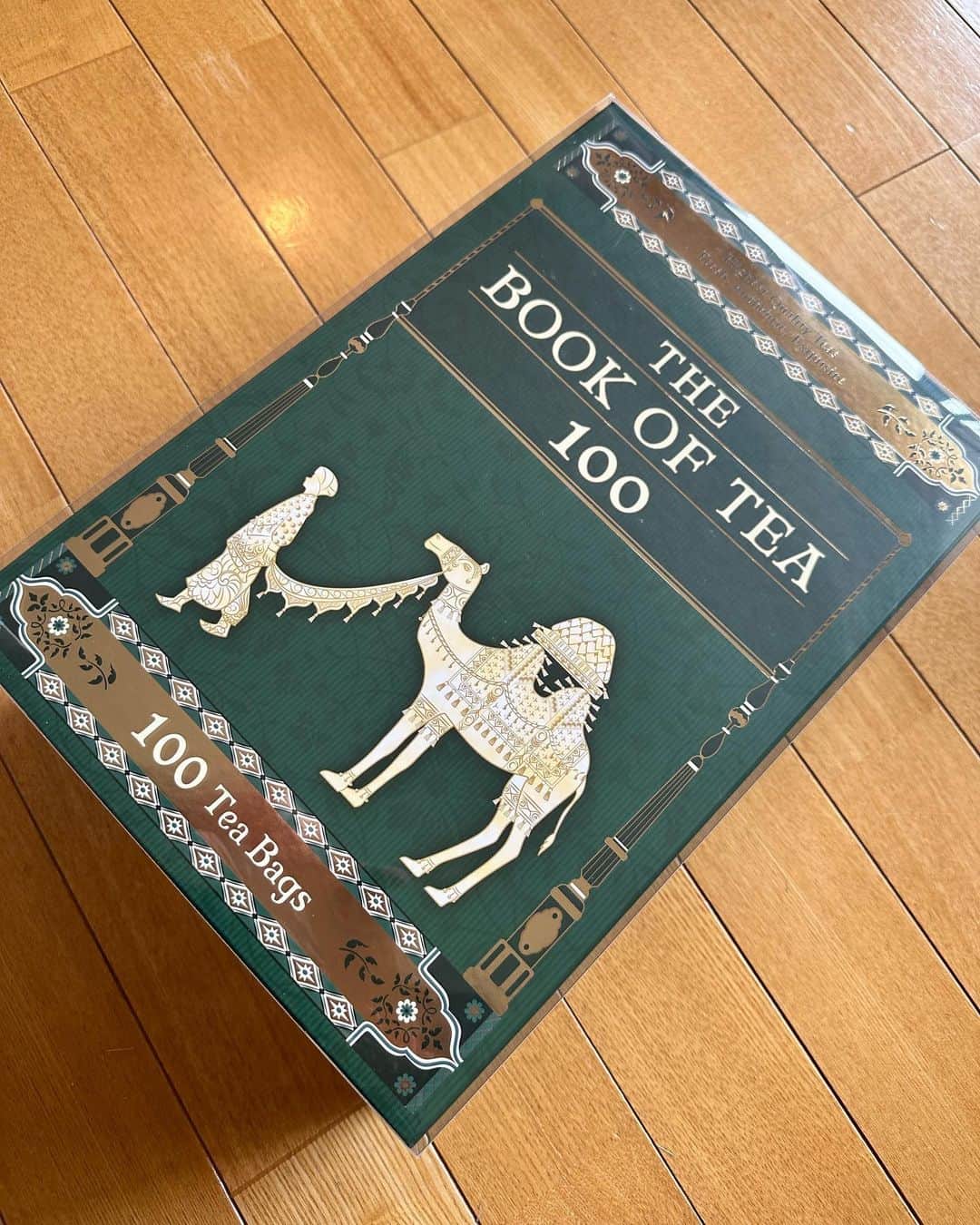 のインスタグラム：「#LUPICIA の #thebookoftea100 をゲットしました〜。 いつも売り切れてて買えなかったけどやっと買えた。 かなり大きい箱で、100種類のお茶が入ってるよ。 ちなみに、30種類と50種類もある。100が1番お得ということもあるようでいつも売り切れてる。 楽しみ〜✨️  #LUPICIA #紅茶  #teatime  #世界のお茶専門店」