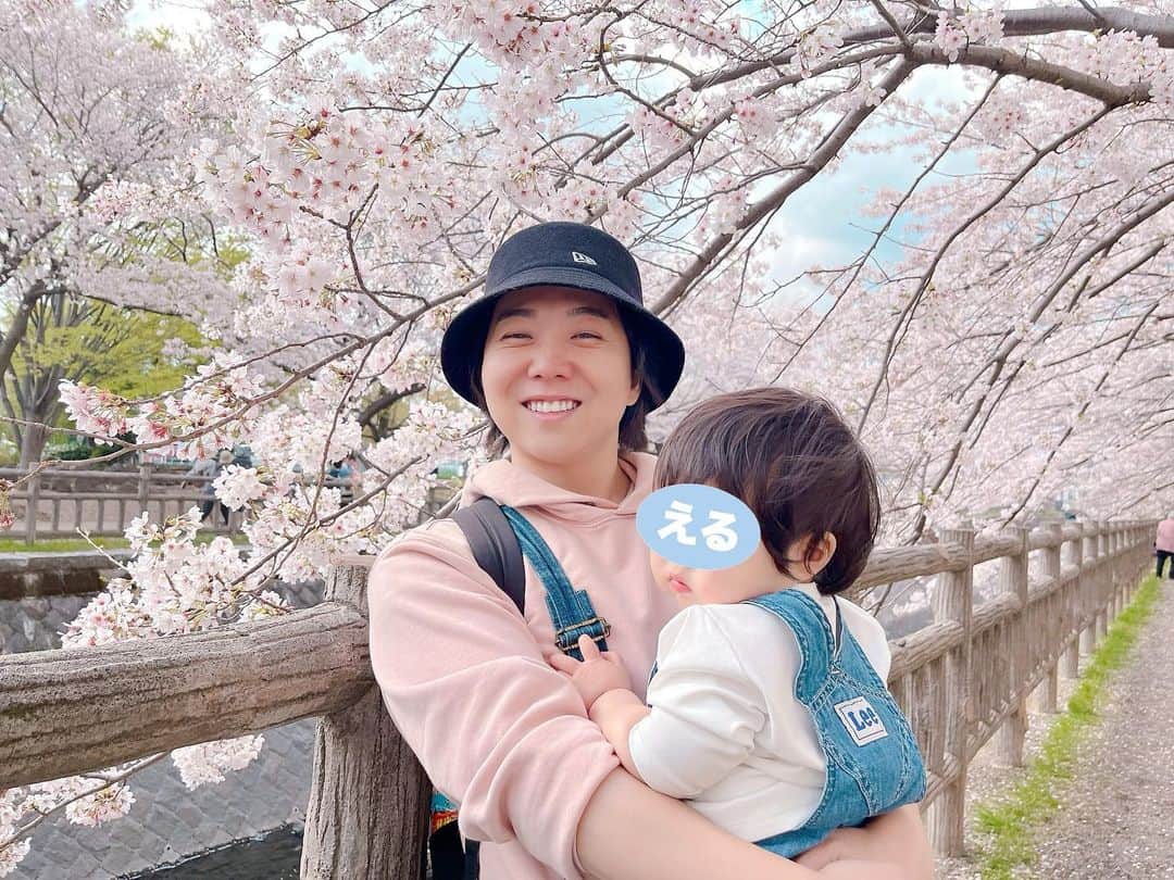 あつろーのインスタグラム：「桜綺麗だったな〜🌸😄 ぷくちゃんの入園記念で 桜と一緒に家族写真を撮影をして頂いたので後日アップします✨ #家族でお出かけ #お花見」