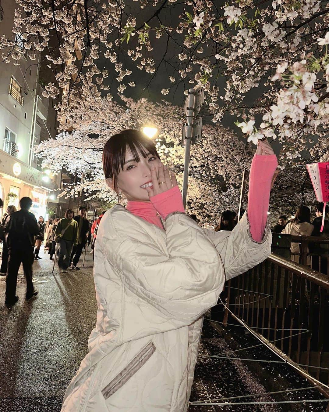 ききまるさんのインスタグラム写真 - (ききまるInstagram)「桜散っちゃったね〜〜🌸 今年はめちゃ早咲きで満開の時に何度もガッツリ雨が降って萎えたな☔️ けど梅子とたくさんお花見できて本当に良かった🐶 儚いから美しいんだよな . .  ——————————  #旅行  #サウナ #ダイエット   💠@kikigram_97 ←インスタ歴10年フォロワー43万人 💠-15kgダイエット更新中🏃‍♀️ 💠1997.08.21 168cm 💠猫と犬との幸せな暮らし 💠事務所無所属(フリーランスインフルエンサー) →お仕事ご依頼はDMにて📩🤲🏻 💠TikTok♪、Twitter🕊も 💠KADOKAWAさんから写真集発売中 ！ . プロフィールの右上の🔔をTAP！ フォロー、保存、コメント喜びます✨      　 👉　@kikigram_97 👈　   -————————  . . #春コーデ　#春色カラー #春コーデ #春カラー #春ですね #春服　#ピンクコーデ #桜スポット #桜まつり　#中目黒　#中目黒桜 #中目黒さくらまつり #中目黒桜まつり #中目黒　#桜並木」4月6日 14時24分 - kikigram_97