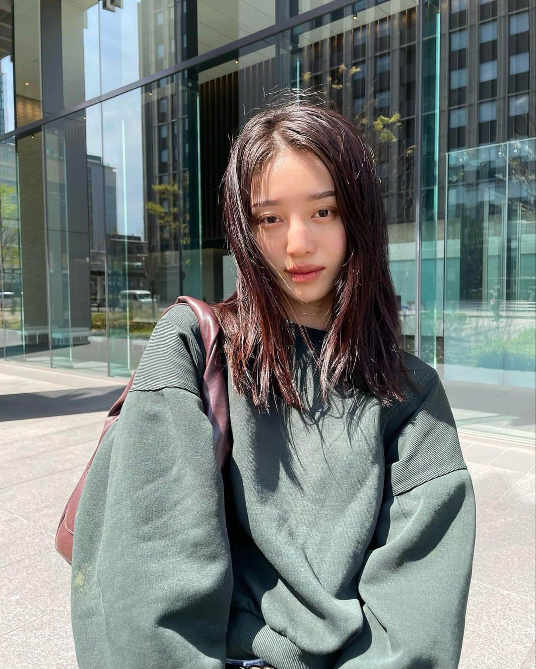 のインスタグラム：「今回も綺麗〜に 仕上げて頂きました、眉 @bis.nagoya   紹介する方みんな気にいって リピしてくれて嬉しい🧖🏻‍♀️🫧  まなさんの技術本当素晴らしいのでね 自信もってお勧め。 描かなくても、コームでとくだけでも完成する◎  髪伸びてきたなぁ♡  #bis名古屋 #ハリウッドブロウリフト」