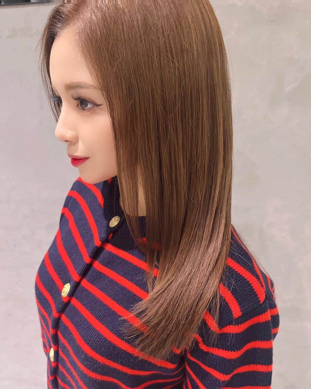 じゅりあんぬのインスタグラム：「いつも同じ色🤎 担当7年目の村里くんがいつも綺麗にしてくれるの💇🏻‍♀️ @murasato.cherim   #美容院#ヘアカラー#ベージュ#シェリム  #美容師#名古屋美容院#栄美容院#美容室  #ハーフ女子#横顔#メイク#マツエク #haircolor#haircut#beige#ashbeige  #nagoya#sakae#makeup#hairstyles  #hairandmakeup#fashion#japanese」