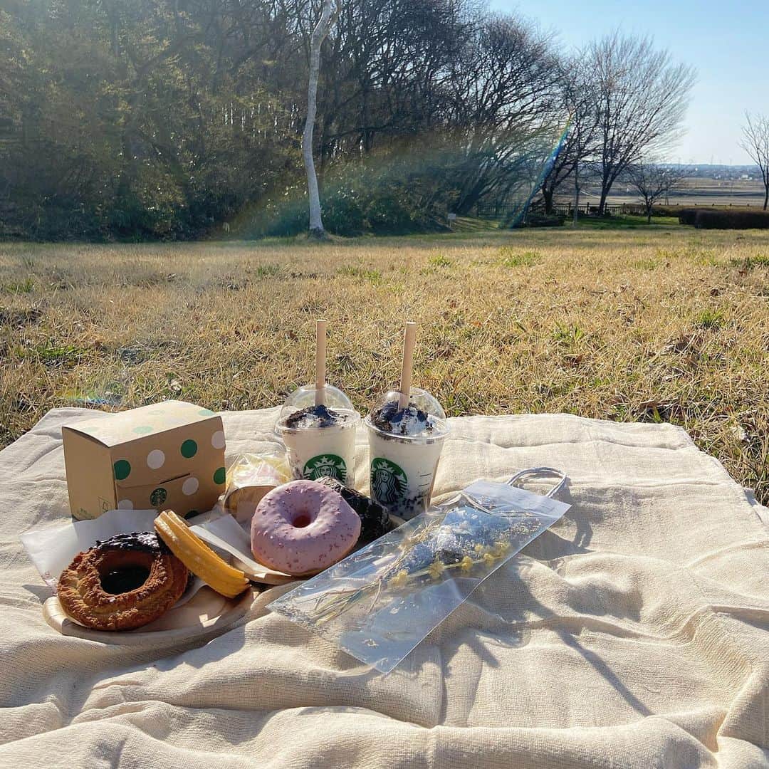 ガーラ・アマノ クリエイティブ部さんのインスタグラム写真 - (ガーラ・アマノ クリエイティブ部Instagram)「ども〜！ この間の休日、とてつもなく晴れていたので今流行りの「おしゃピク」というものをやってきました〜🫧🍀 オシャレピクニックというもので、インスタ映えに特化したピクニックなのです。  写真撮ったら虹が🌈！！！！ 奇跡の写真でびっくり👀  公園でバドミントンしたりとーっても楽しい1日でした！ アウトドアの方ぜひ「おしゃピク」してみくださいね🤝🏻  #ガーラアマノ #秋田市 #秋田県 #ホームページ制作 #ホームページ制作会社 #おしゃピク #おしゃピク風 #インスタ映え #公園 #公園デート #スタバ #ミスド #スヌーピーフラペチーノ」4月6日 14時36分 - gala_amano