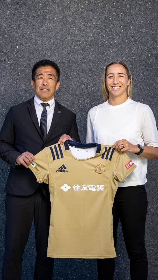 サラ・ゴスのインスタグラム：「A first in the New Zealand's women's game, @sarah.hirini heads to Japan post World Series on sabbatical to play for @pearls.rugby Throughout her career, Sarah's always been focused on changing the women's game, creating new opportunities for other women and the next generation.   Proud to have represented you for over a decade and help bring this together.  Thanks to Mie Pearls GM, Hisashi Saito, flying to NZ to present Sarah with her jersey.  📷 @graememurraynz」