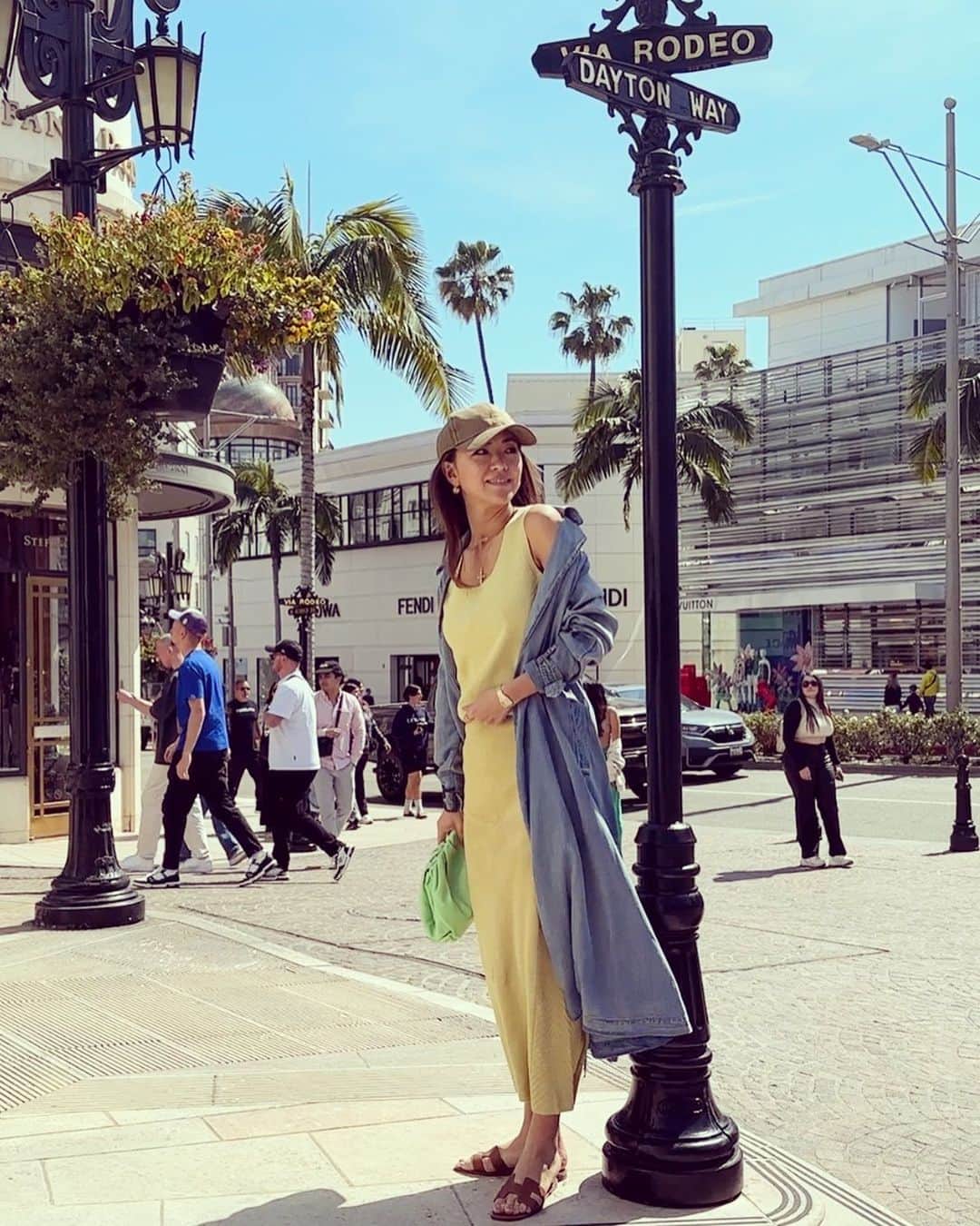 西内ひろのインスタグラム：「LAは先週まで雨が多かったみたいだけど、 到着してからずっと天気にも恵まれています☀️  キャップは　@kiginu.official  の新商品で玉ねぎの皮100%で染められたもの🧅 スカートはザクロの皮100%👌  LAでも大活躍✨  #la #kiginu #キャップコーデ  #キャップ女子 #西内ひろのオススメ旅」