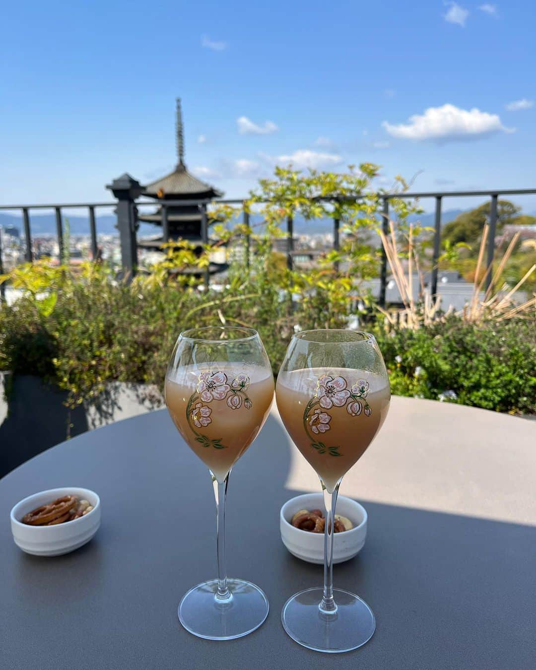 YOUKORINさんのインスタグラム写真 - (YOUKORINInstagram)「京都のオシャレテラス🍸 @k36bar_kyoto  景色最高で暖かくてテラス日和でし☀️ 八坂の塔のライトアップも 見られるらしいし夕方も良さそう✨  Terrace cafe bar with a view of Yasaka Pagoda⛩ Kiyomizu-dera Temple is nearby🌸  📍 〒605-0862 京都府京都市東山区清水２丁目２０４−２ 4F The Hotel Seiryu  #k36#Kyoto#kyotocafe#京都#京都グルメ#テラスカフェ#terracecafe#kyototravel」4月6日 14時42分 - xxy0uc0riinxx