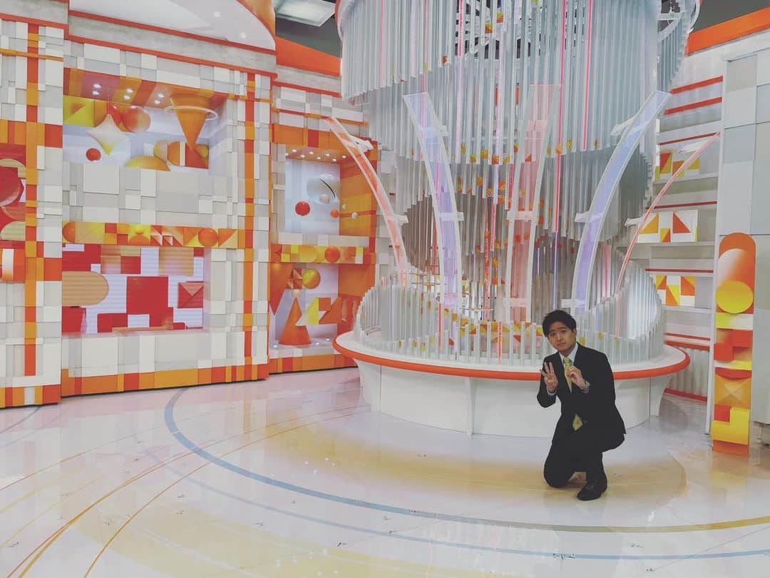 藤井弘輝(ふじいこうき) のインスタグラム：「さんじゅうねんめ。 #めざましテレビ  #わースタジオって広いなあ #1人で撮らなきゃ分からなかったなあ  なあー。。。  新年度もよろしくお願いします」