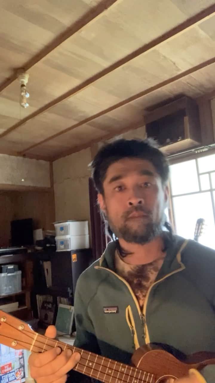三宅洋平のインスタグラム：「(曲memo) It's first time to make a song with ukulele. Drop (D→)F tuning? Sounds good.ウクレレで曲作りは初だが、4弦をDからFにドロップしたら響きが良くて。」