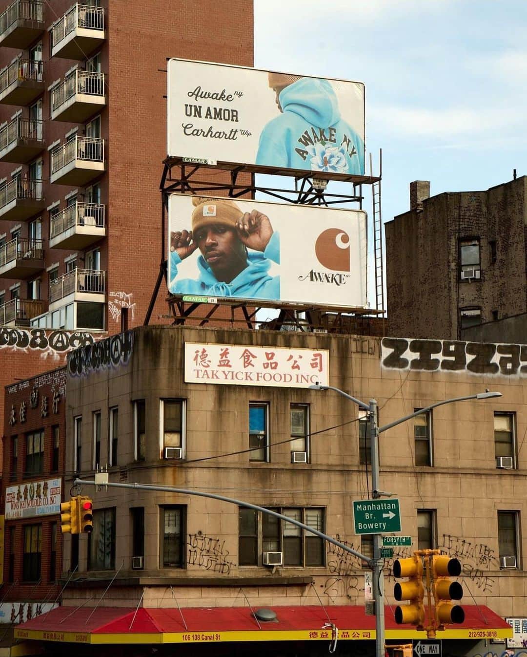 カーハートのインスタグラム：「Carhartt WIP x Awake NY  Billboard in NYC.   Carhartt WIP x Awake NY カプセルコレクションは、4月8日(土)より下記のCarhartt WIP Store、Online Storeにて発売致します。発売の詳細はブランドサイトのJOURNALページをご覧下さい。  ・Carhartt WIP Store Tokyo ・Carhartt WIP Store Fukuoka ・Carhartt WIP Store Kobe ・Carhartt WIP Japan オンラインストア  @awakenewyorkclothing  #CarharttWIP  #awakeny」